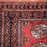 Tapis vintage fait main Lahore en laine rouge (75cm x 119cm) – Années 1960