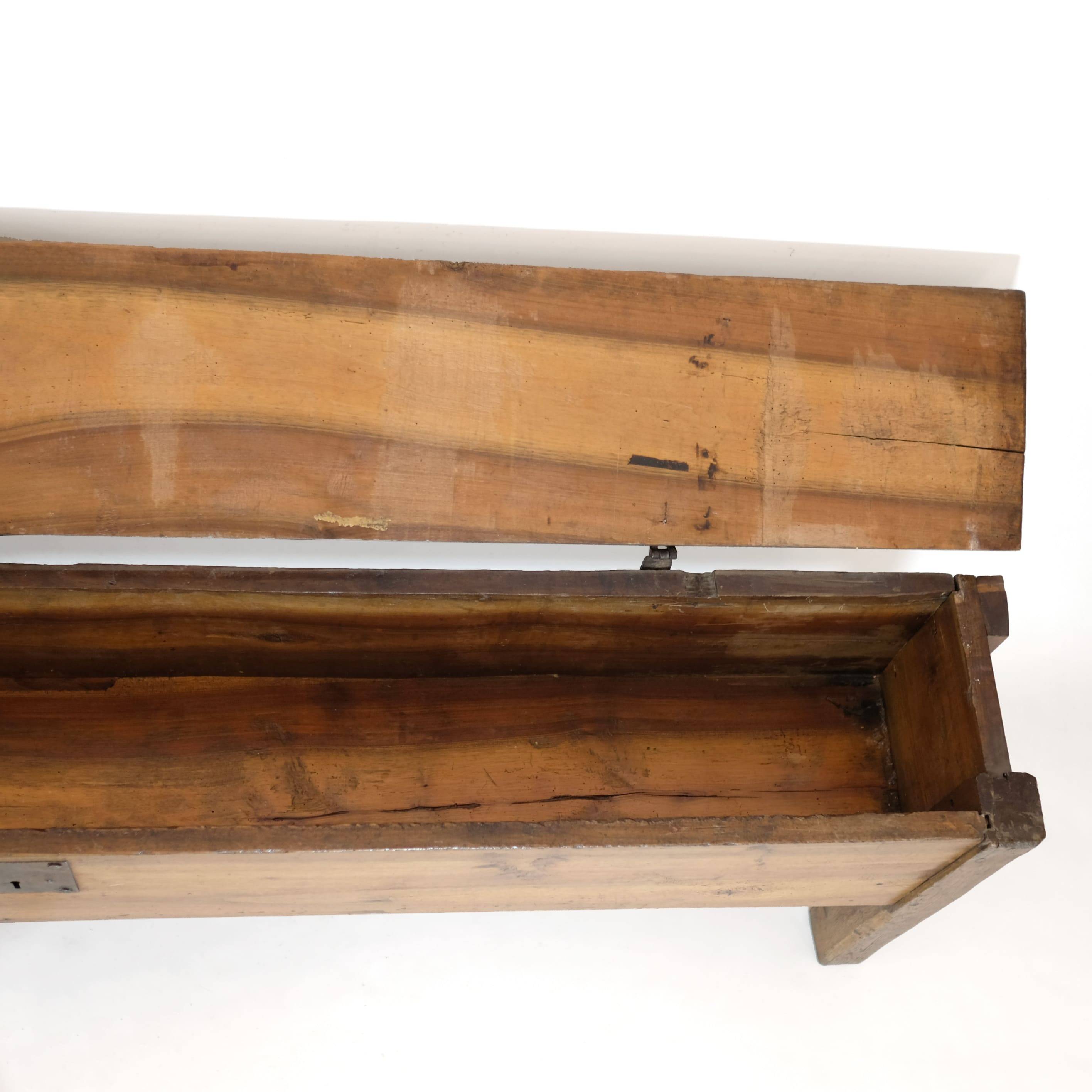 Long walnut grain chest forming a bench, 220cm.