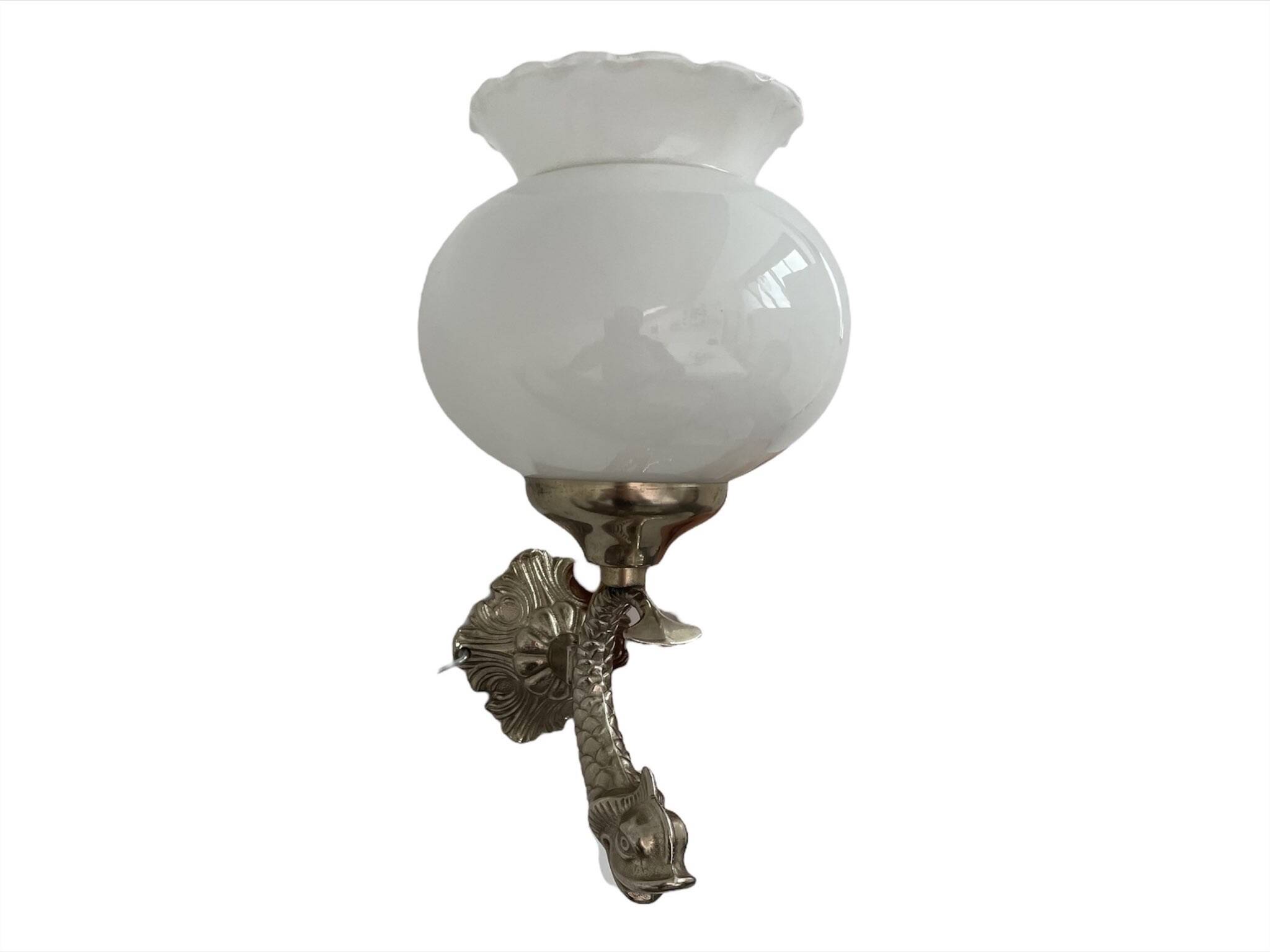 Applique formant un poisson, métal argenté, globe en verre opaque, opaline blanche, décoration