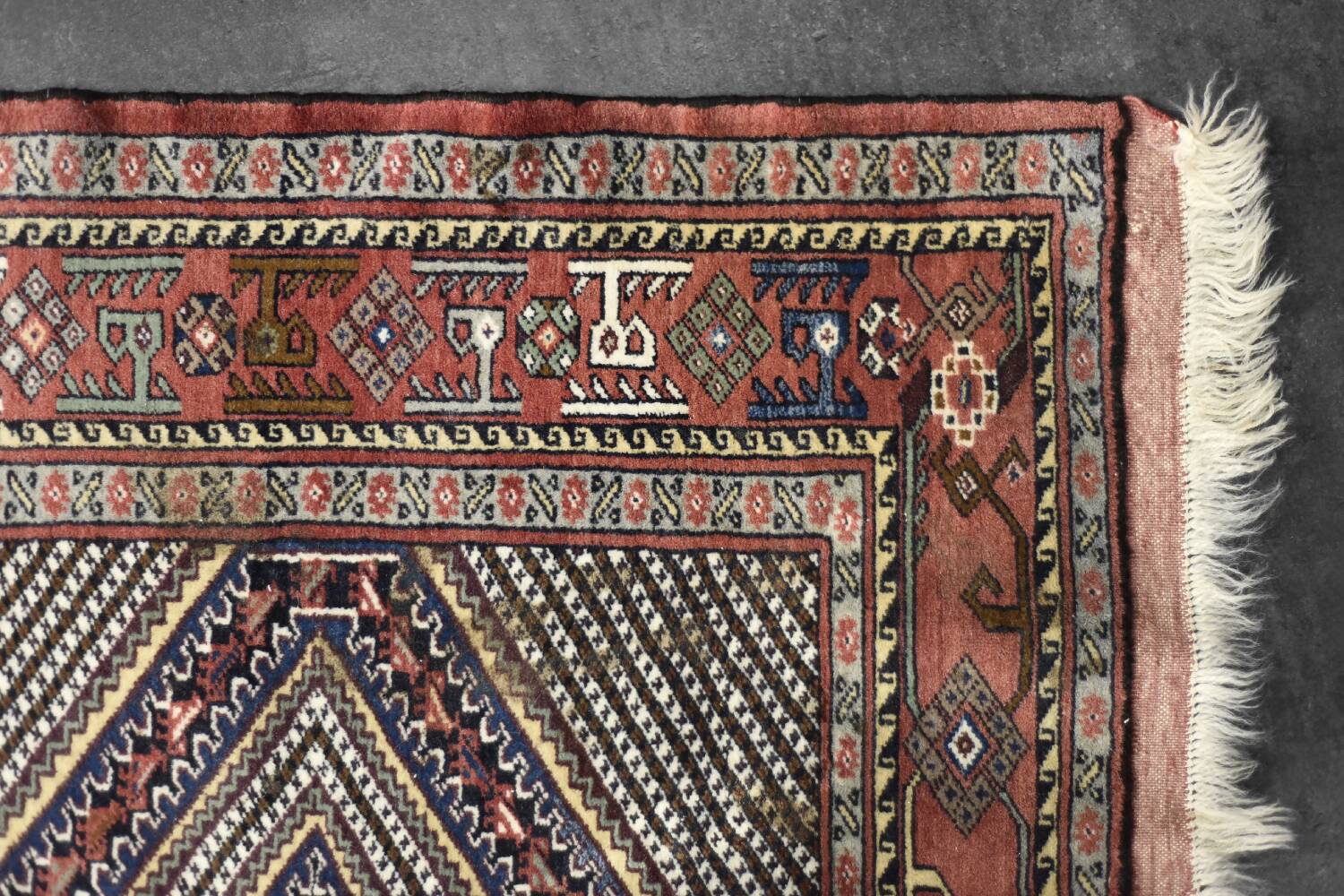 Vintage Hand-Woven Oriental Shiraz Rug, 1960s