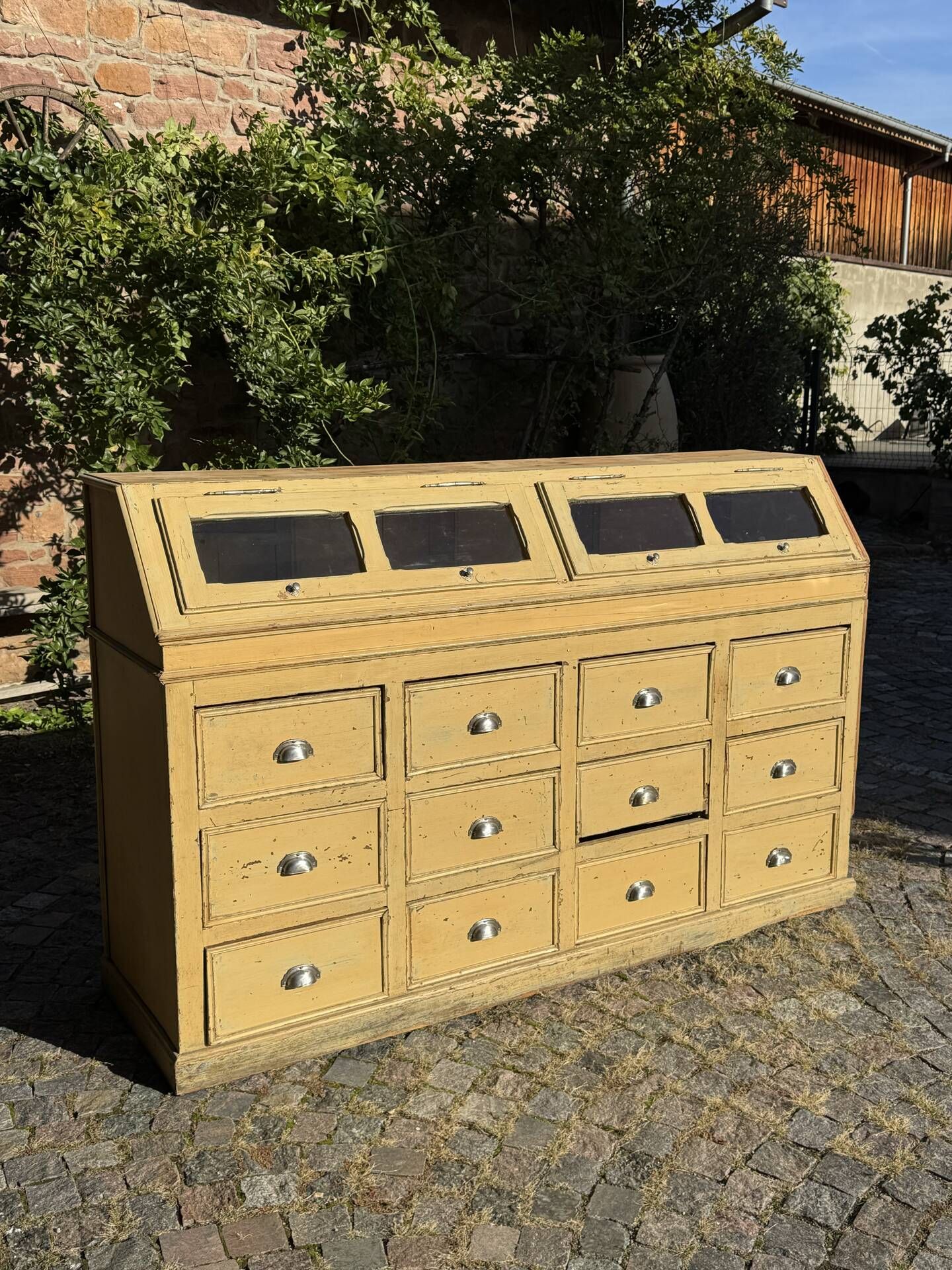 Workshop cabinet with drawers