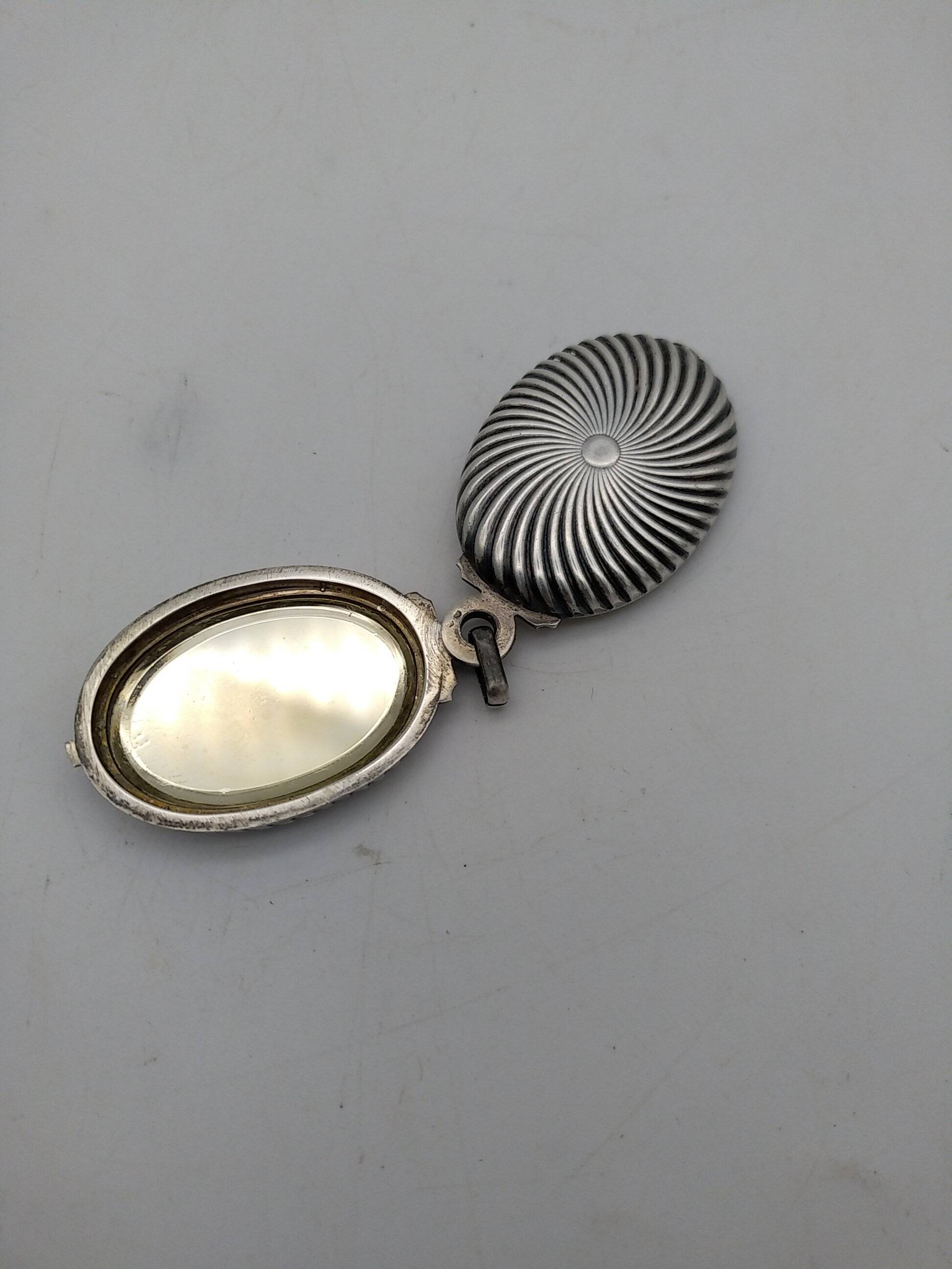 Mirror box pendant in silver 1900.