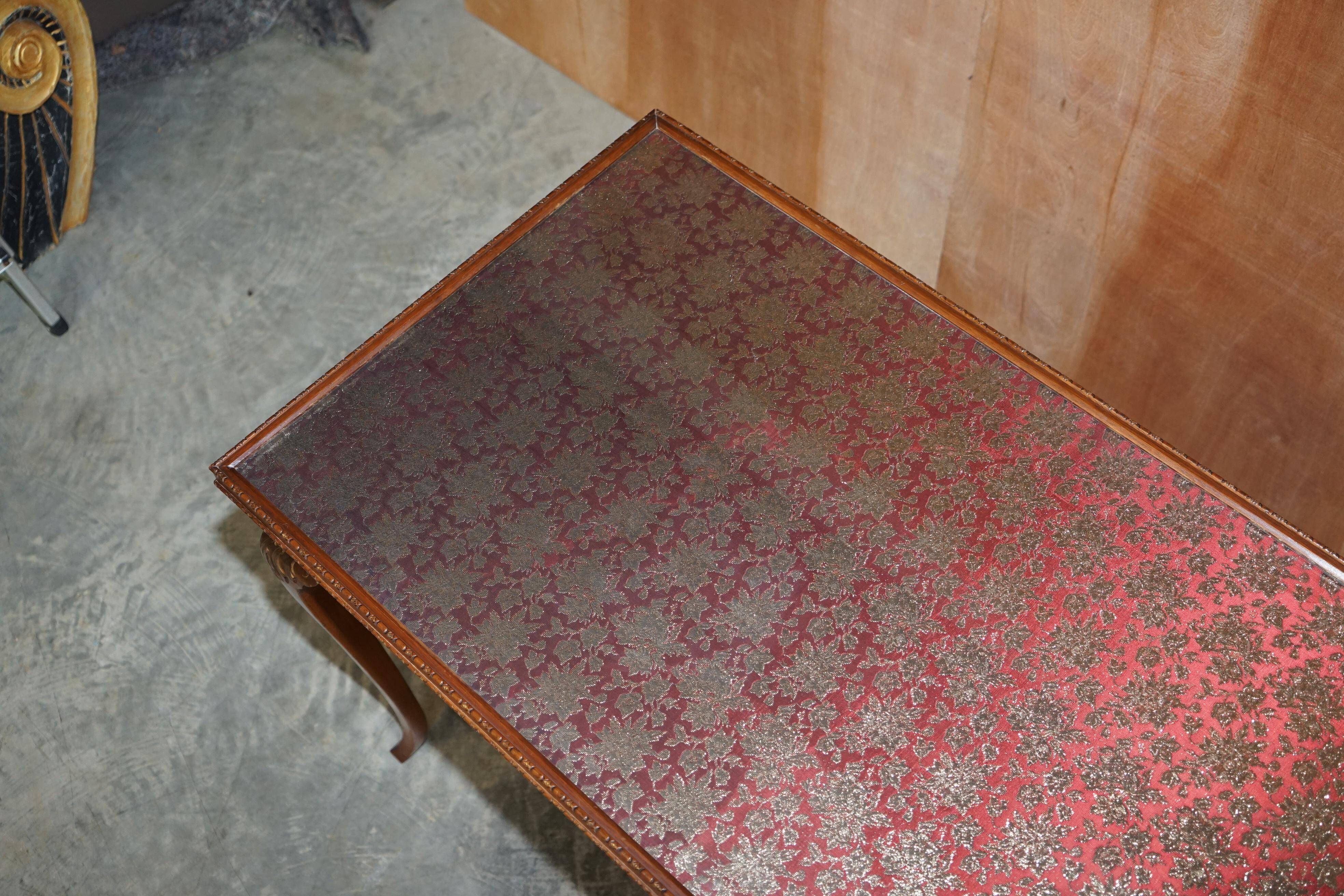 Table d'écriture vintage en bois dur avec dessus en verre brodé de soie