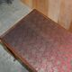 Table d'écriture vintage en bois dur avec dessus en verre brodé de soie