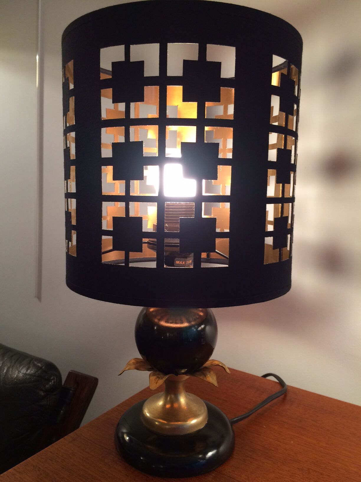 Lamp black and gold leaves decoration