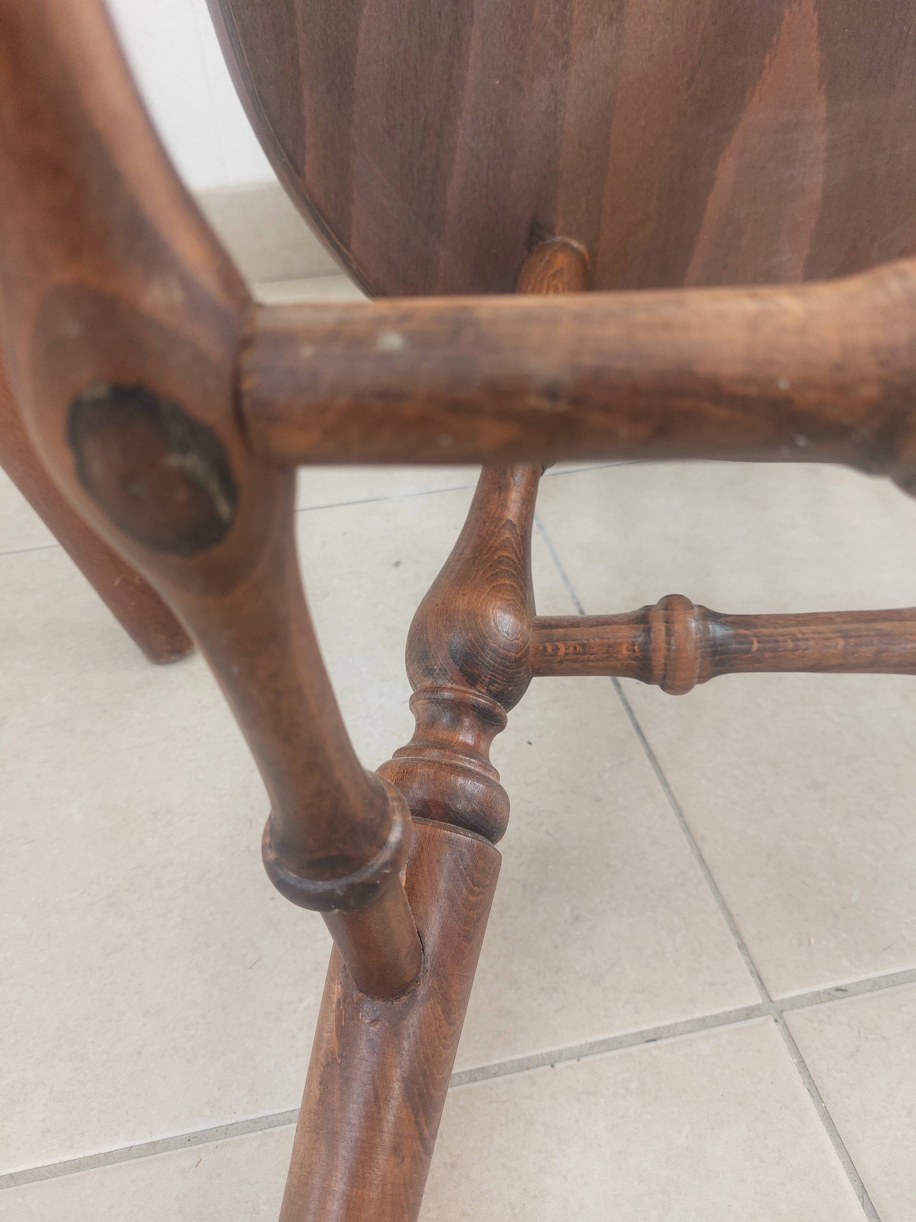 Pair of Windsor armchairs - Noticeable signs of use