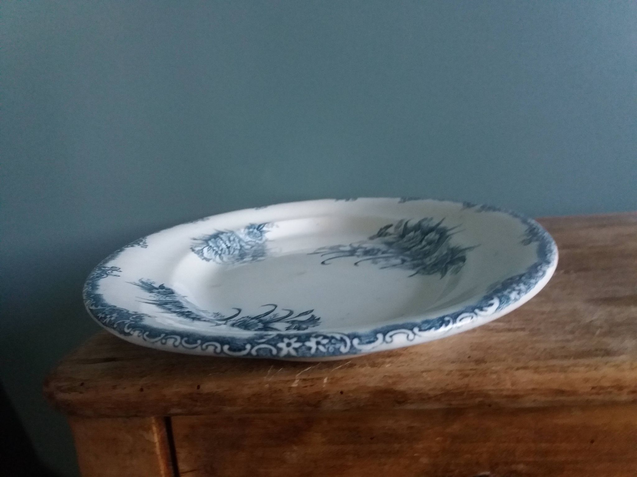 Plat ovale terre de fer, Clairefontaine, décor œillet
