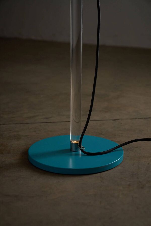 Lampadaire turquoise, fut en plexiglas, par Cosack
