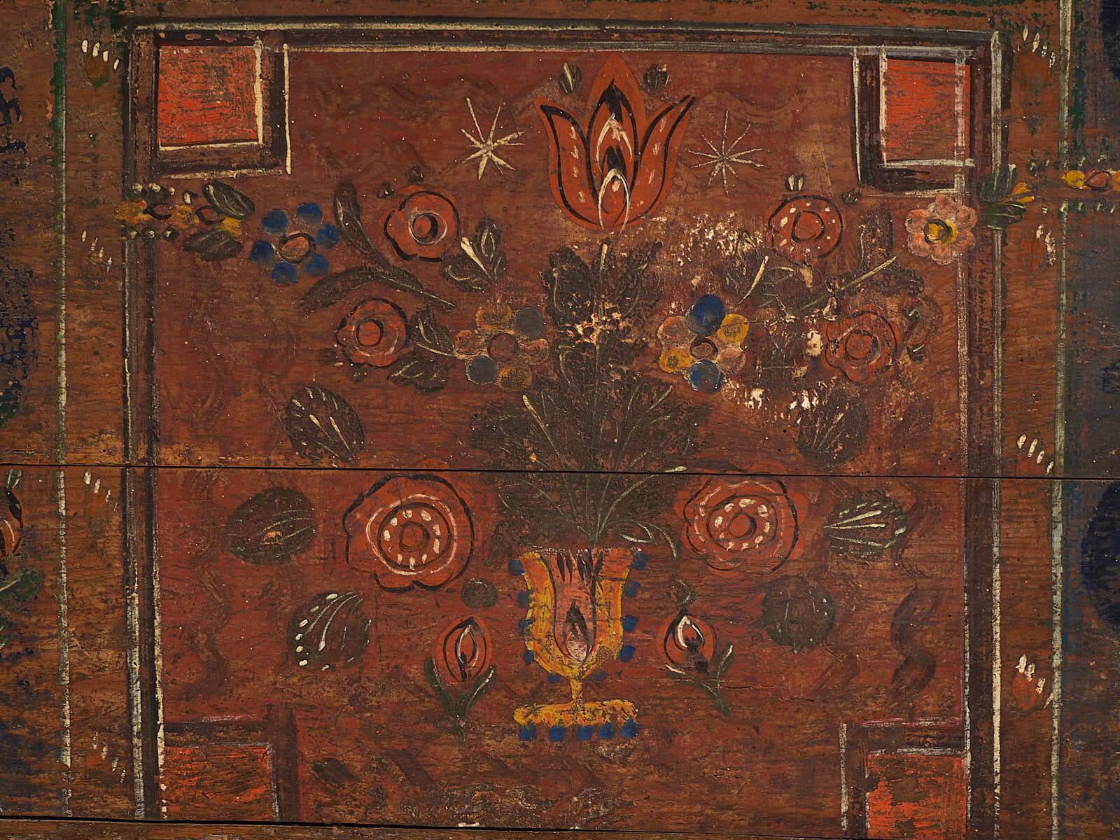 Malle ancienne à motifs floraux (c.1920)