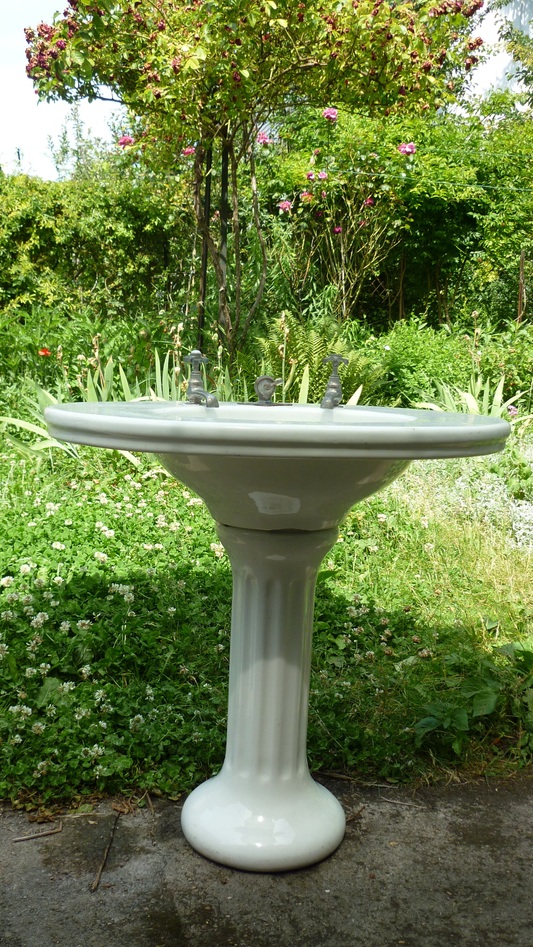 Art Deco washbasin of the Parisian palace Le Lutécia