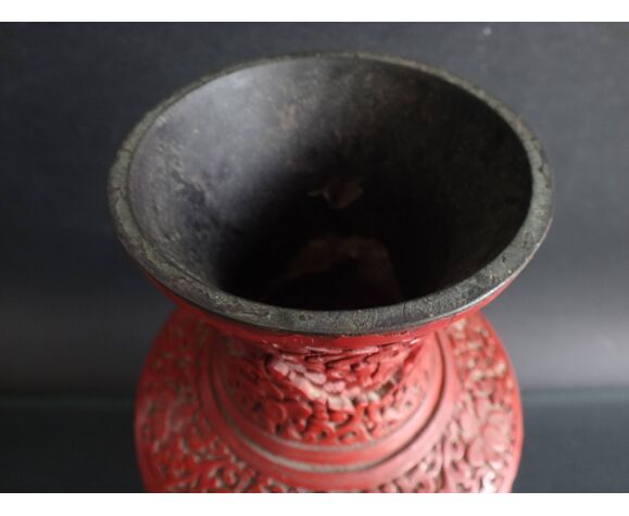 Ancien vase chinois en laque cinabre 26cm décor de personnages Chine vers 1900
