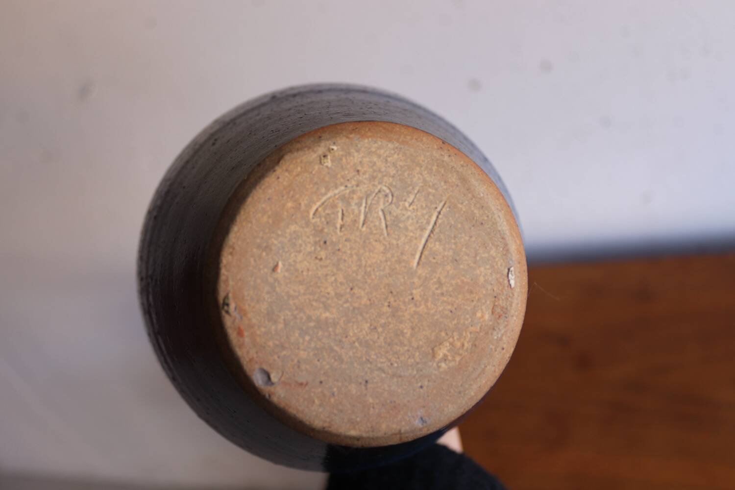 Grand vase en grès émaillé bleu – signé