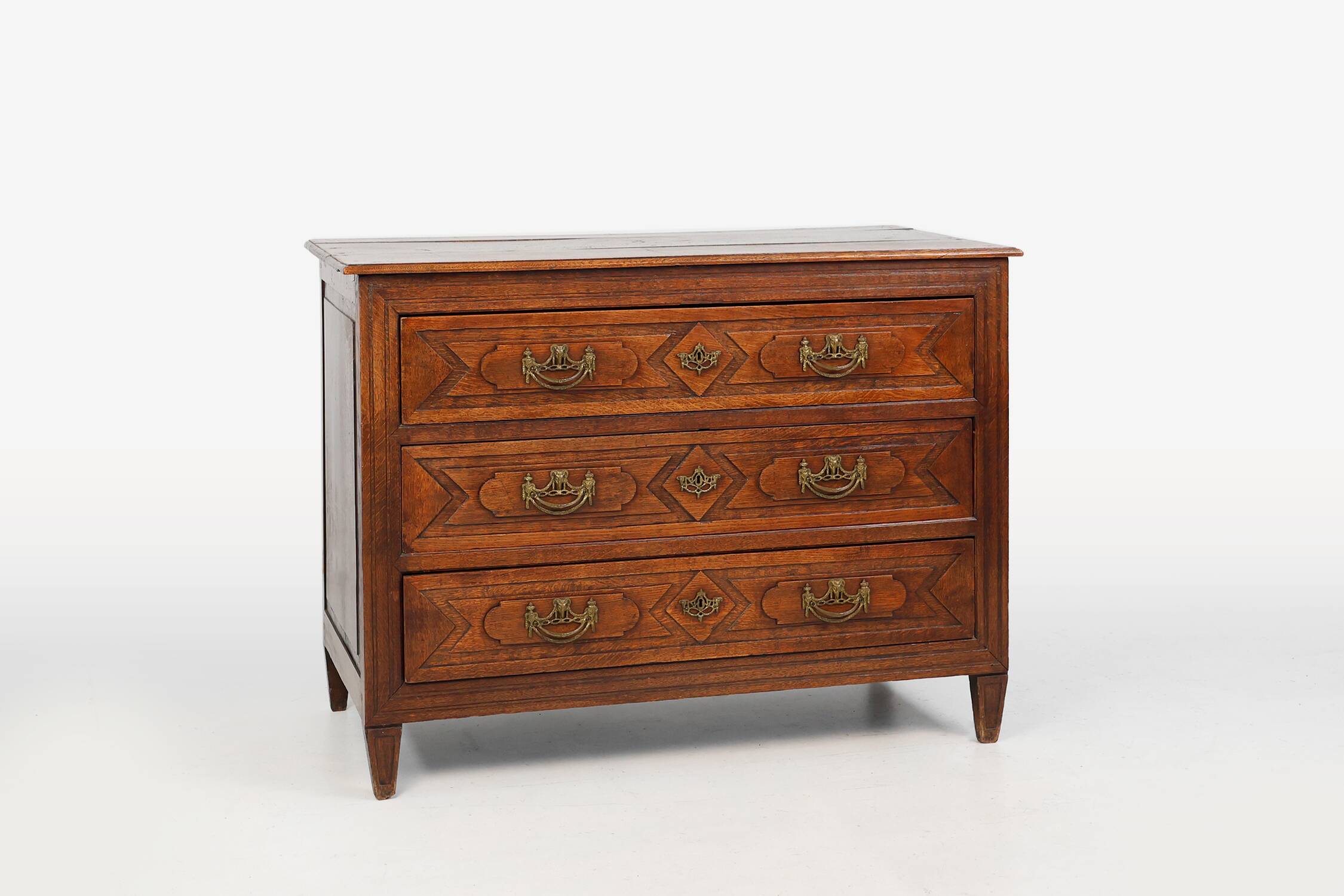 Antique hand crafted en carved chest of drawers in oak, ca. 1800