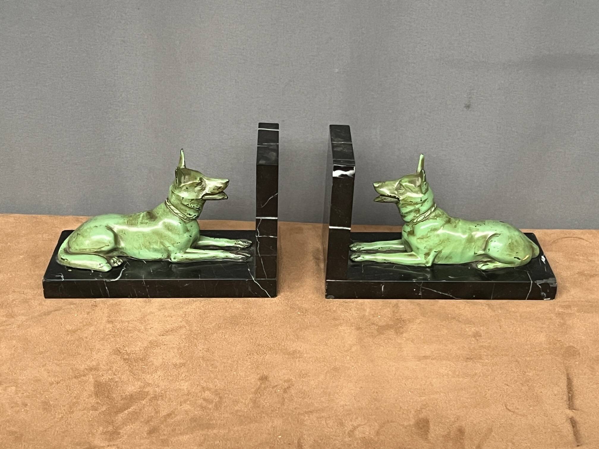 Art Deco bookends. Regule with patina and marble.