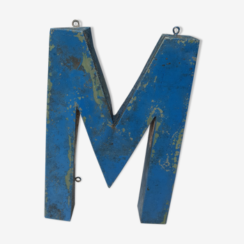 Ancienne lettre M en zinc bleu