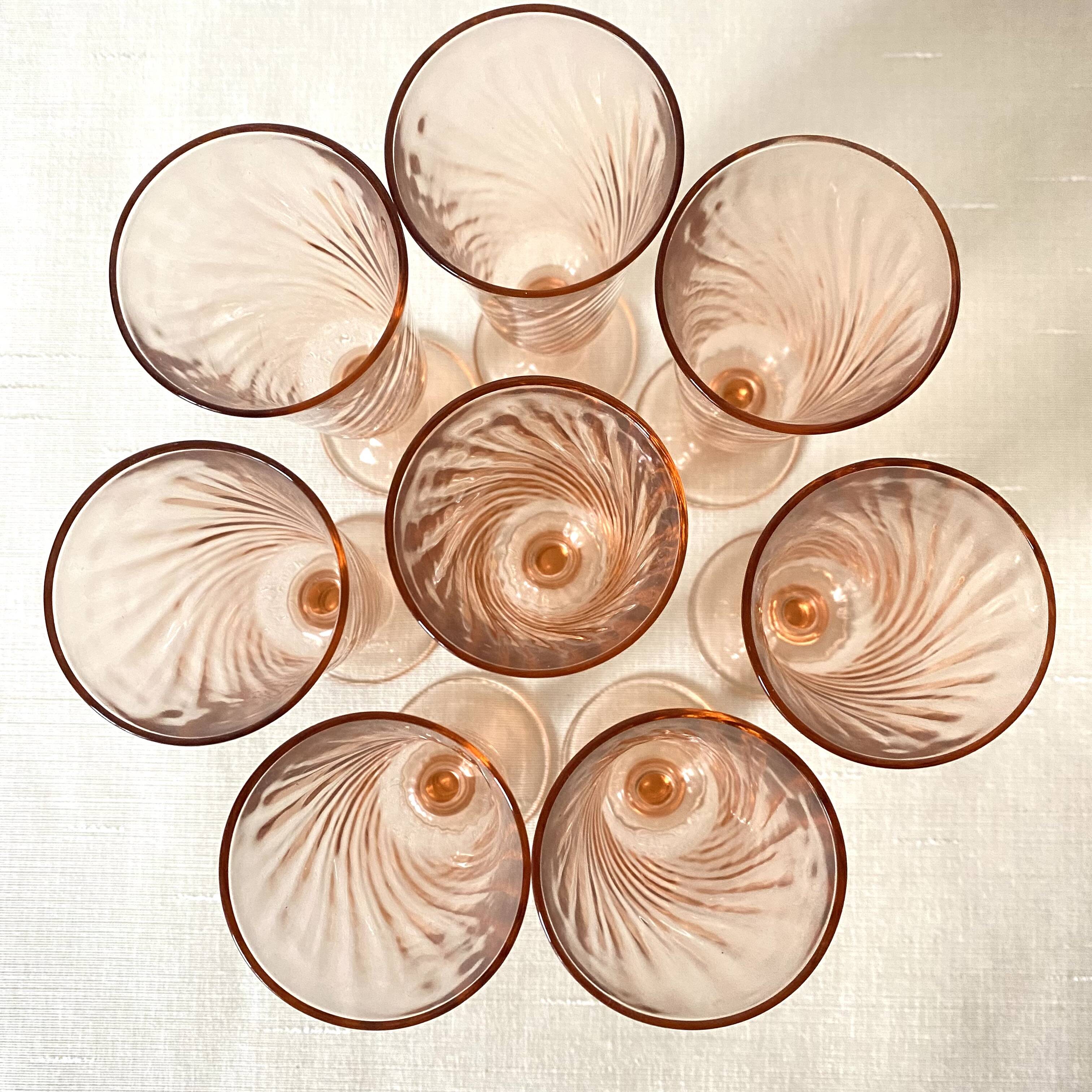 Flûtes à champagne en verre rose années 80