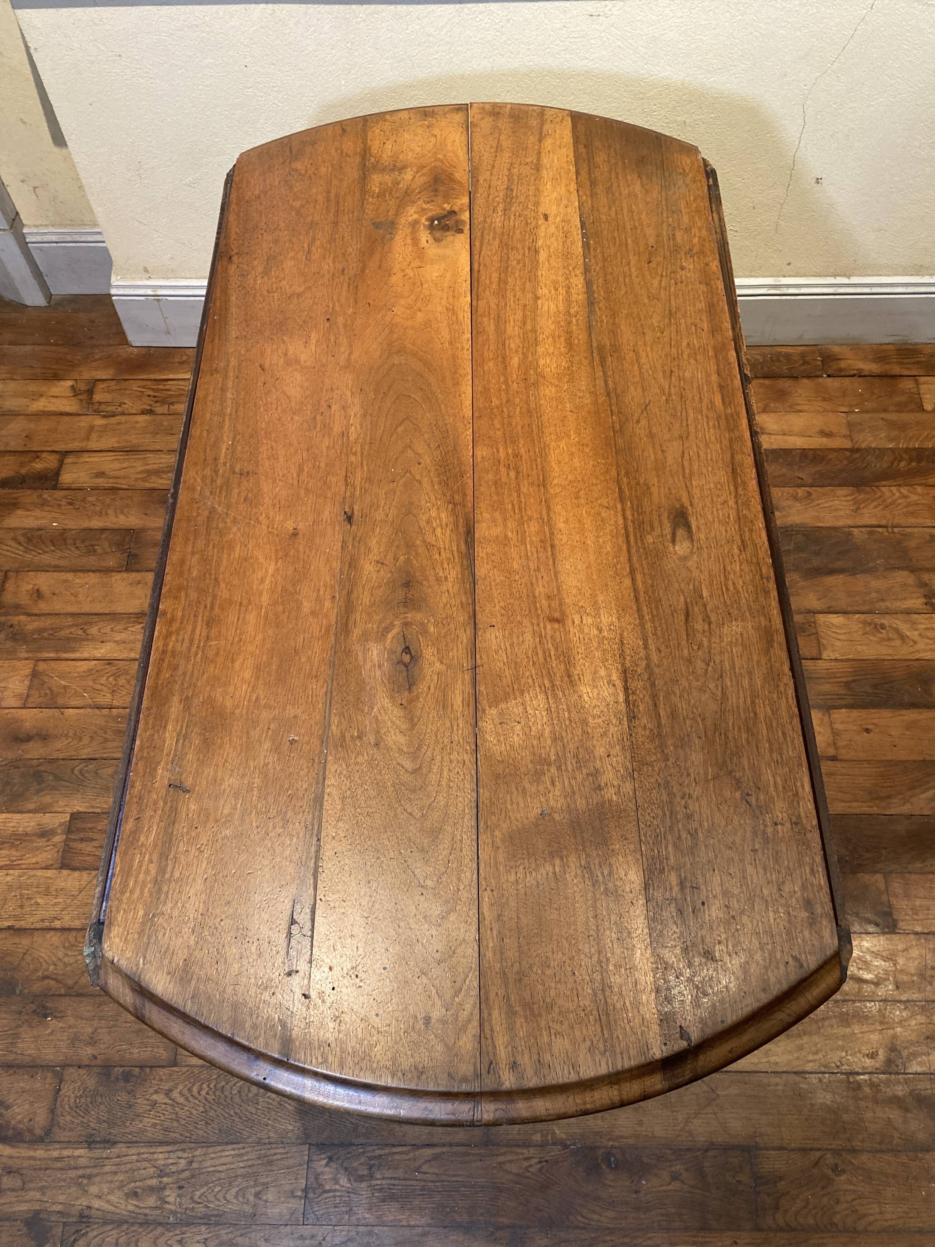 Table with oval shutter in walnut foot turned