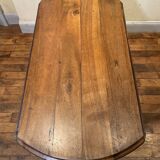 Table with oval shutter in walnut foot turned
