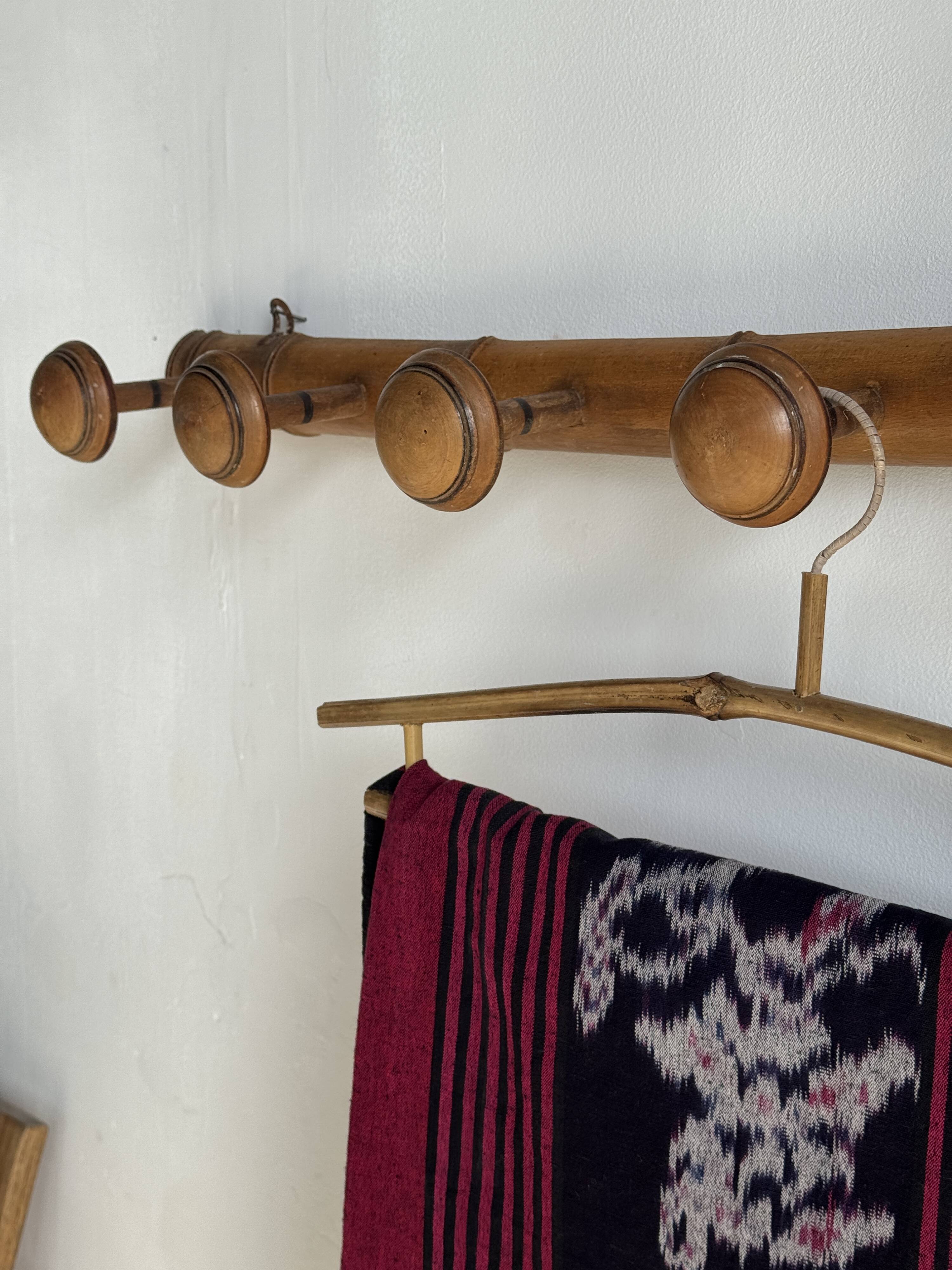 Large vintage wooden coat rack with 6 bamboo effect hooks L79