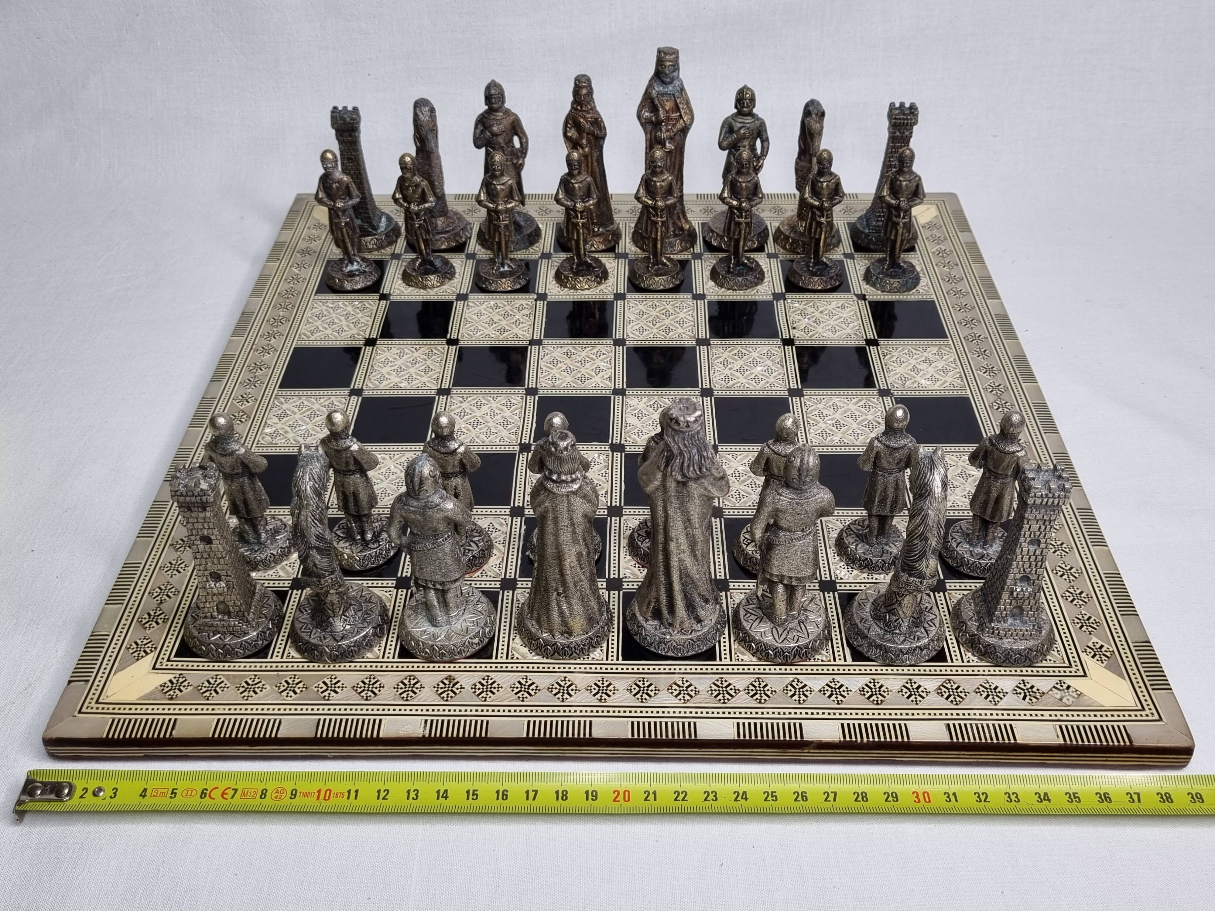 Vintage chess set in patinated metal alloy with a 39 cm chessboard from the 1980s.