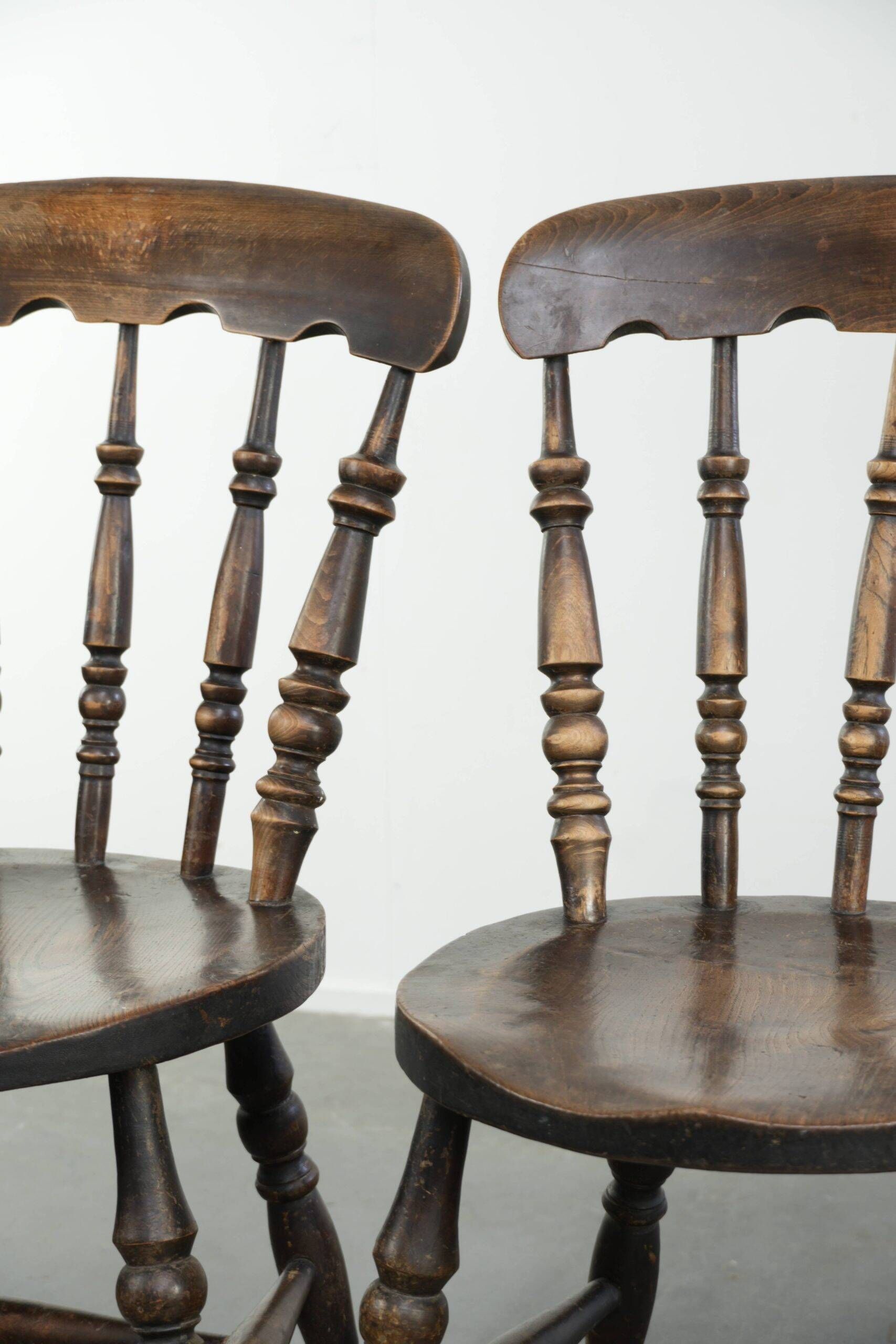 Set of 4 antique English wooden Windsor pub/bistro chairs from 19th century