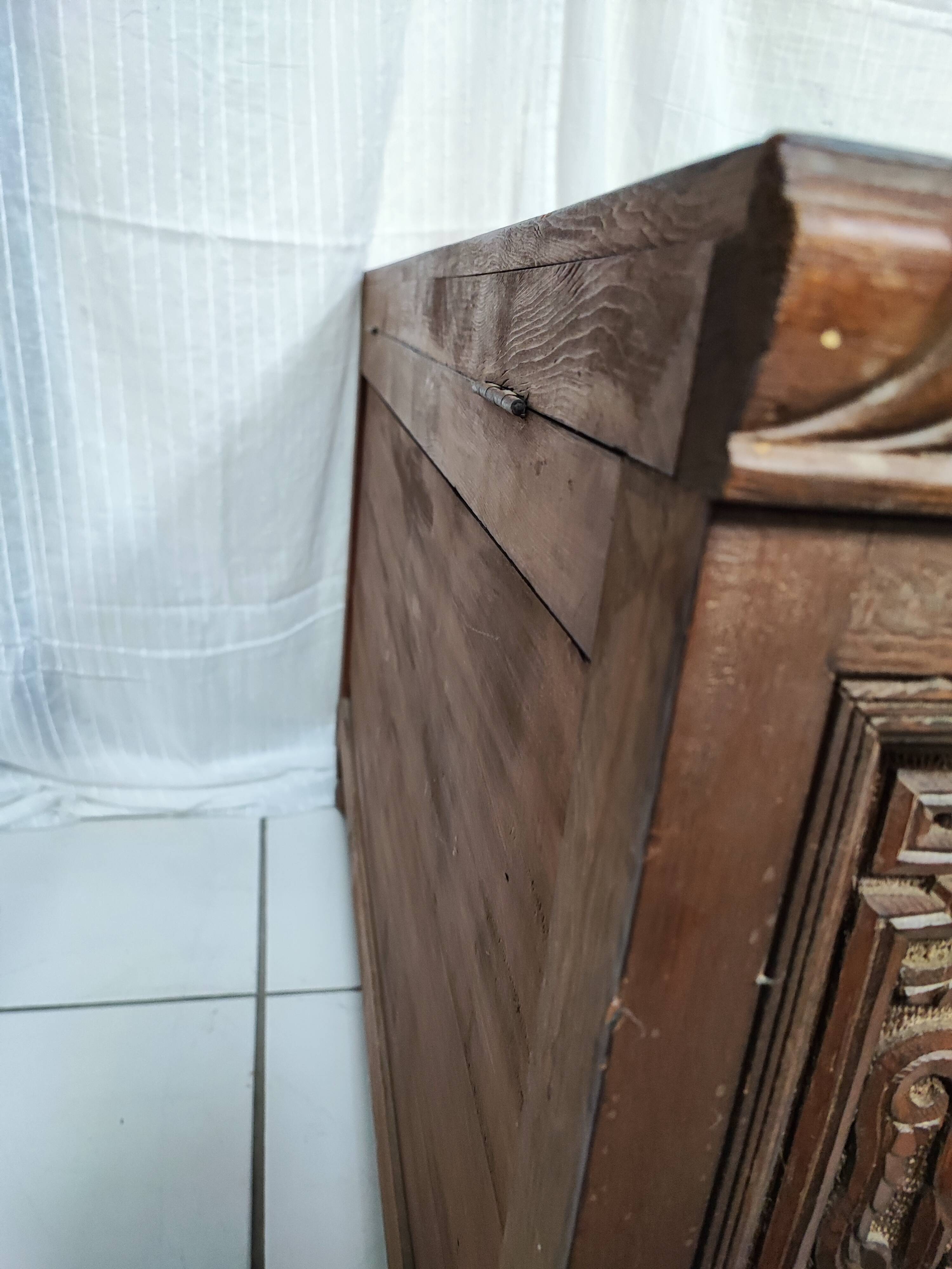 Ancien coffre en bois sculpté oriental