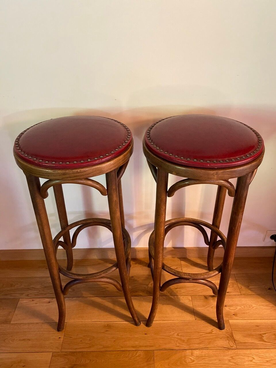 Paire de tabourets de bistrot en bois tourné et assise en skaï rouge XX siècle