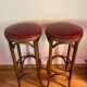 Paire de tabourets de bistrot en bois tourné et assise en skaï rouge XX siècle
