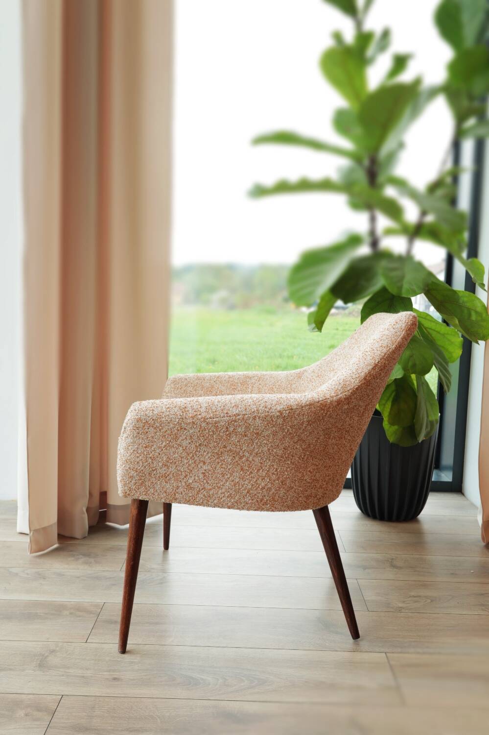 2 fauteuils en tissu bouclé blanc et orange, 1960