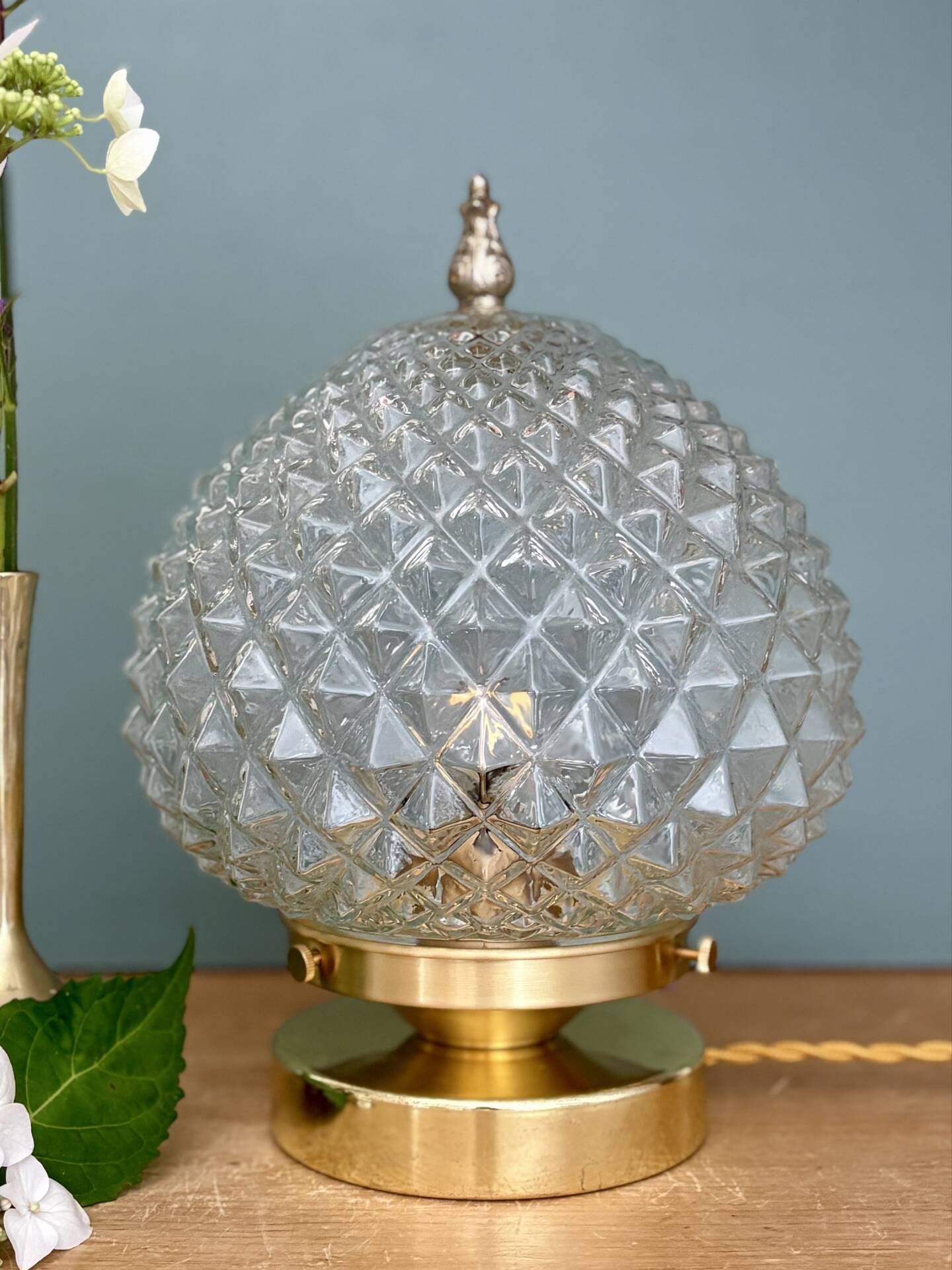 Lampe à poser globe vintage en verre moulé pointes de diamant