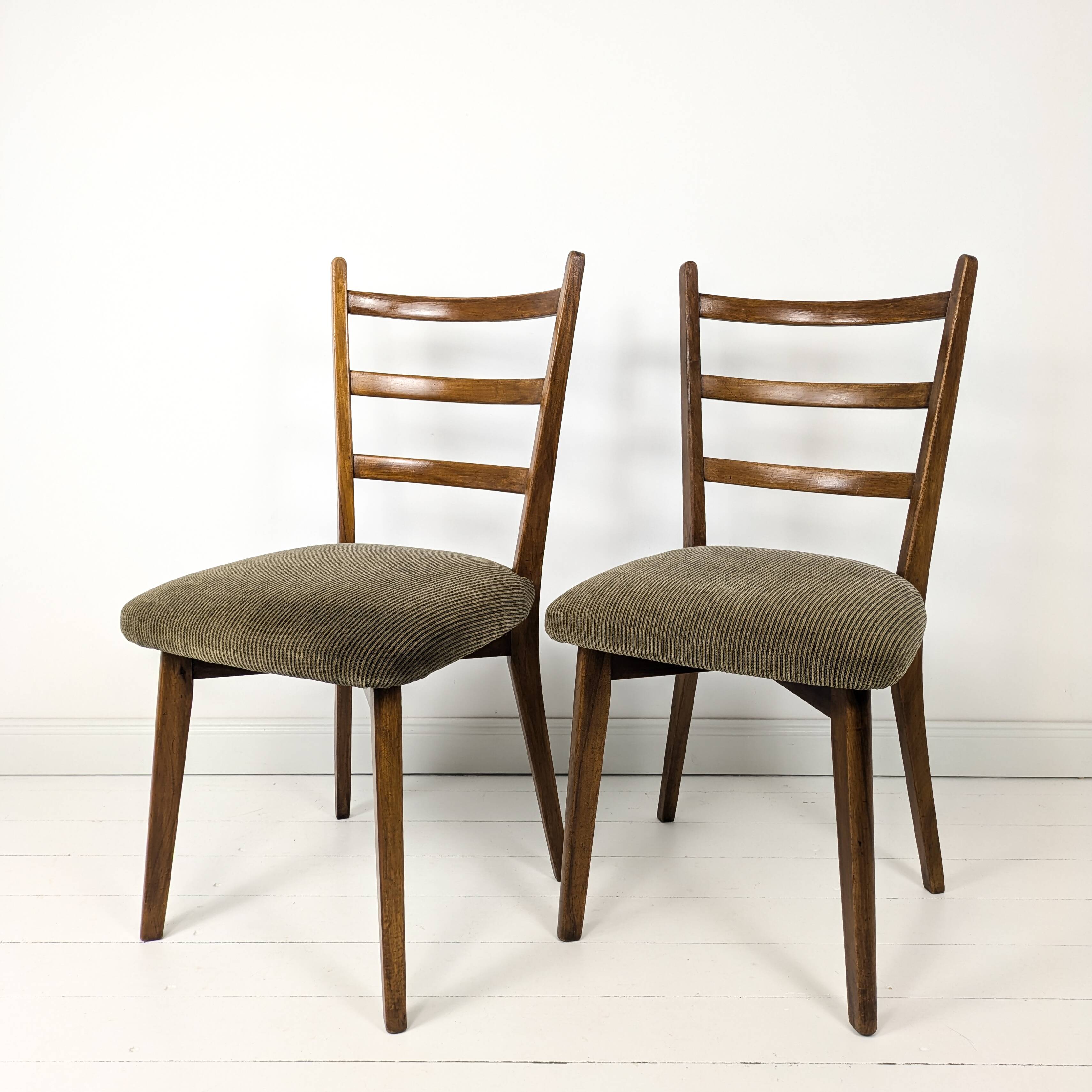 Paire de chaises vintage bois dossier barreaux, assise tissu, style 60s