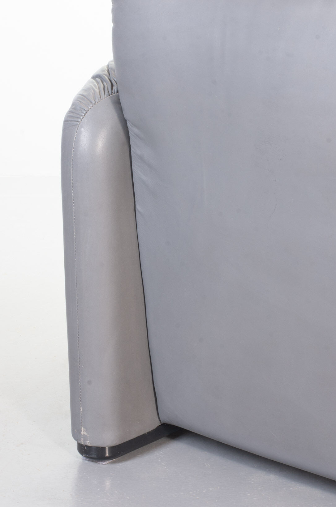 Cassina Lounge Chair 'Maralunga' by Vico Magistretti in Grey Leather 1970s