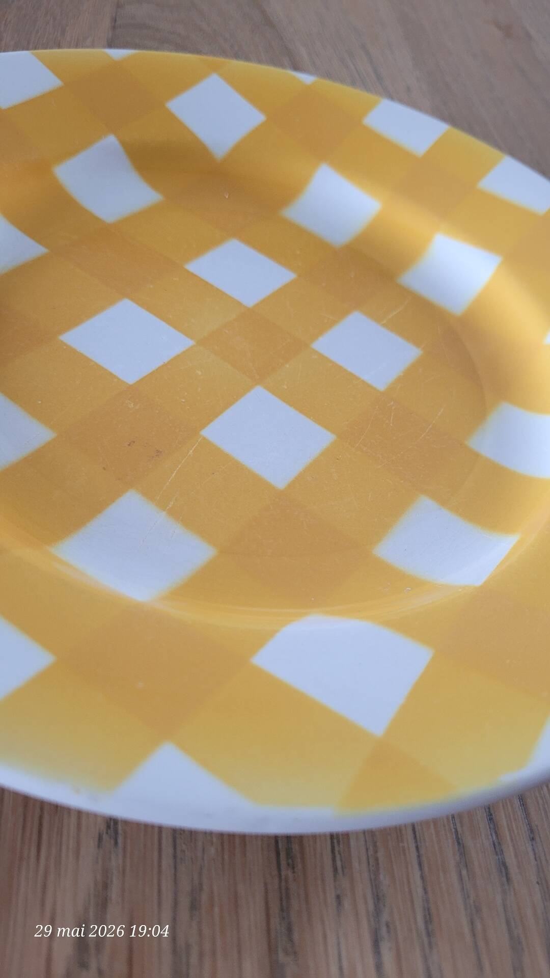 Une assiette plate Sarreguemines jaune et blanc