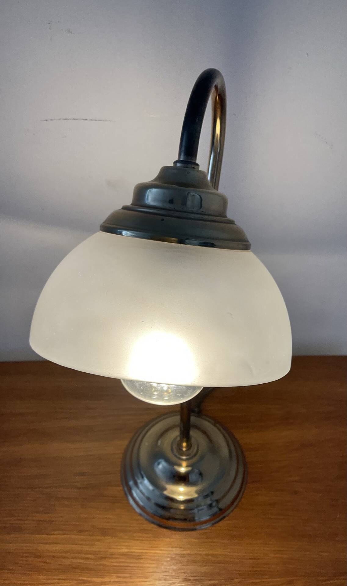Vintage swan neck lamp in gilded metal and frosted glass