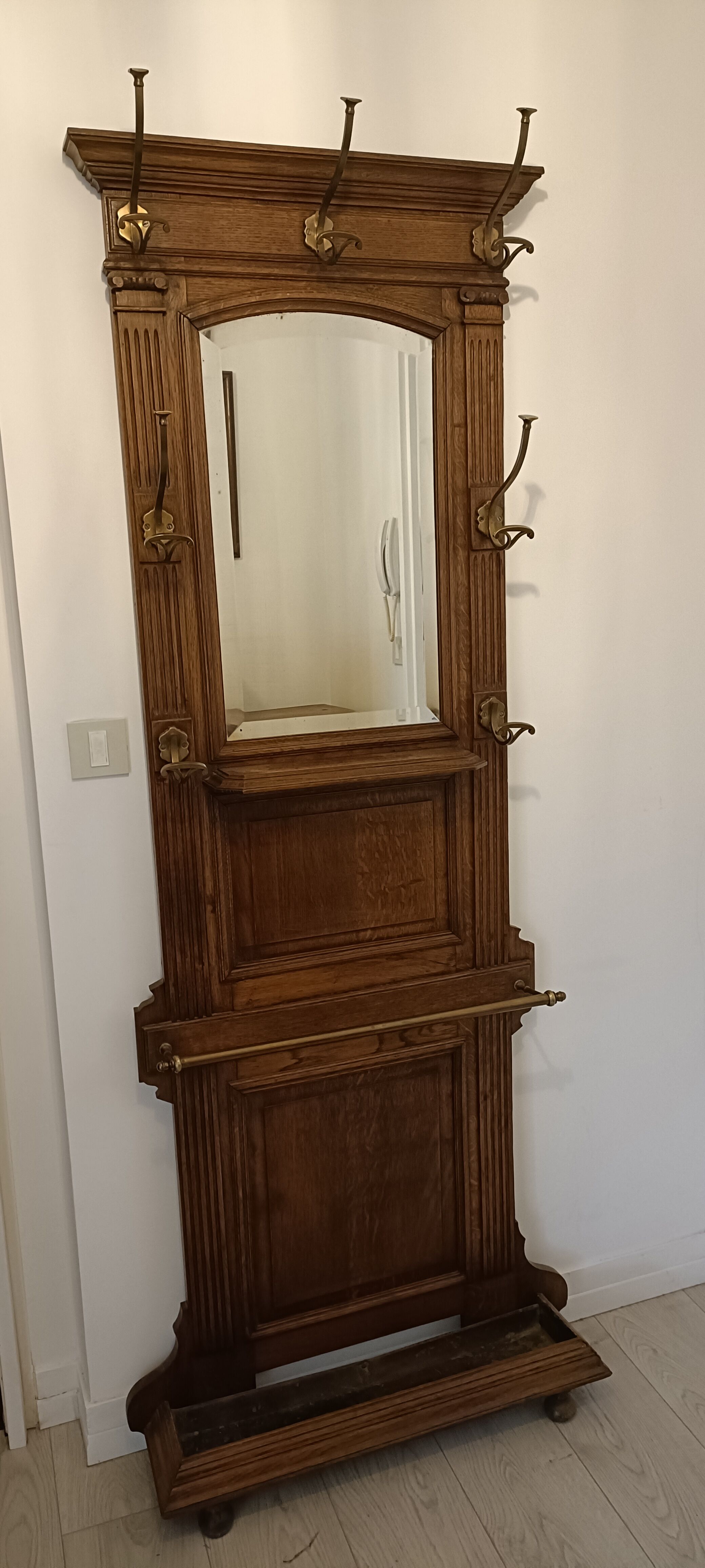 Pedestal wall cloakroom 1900
