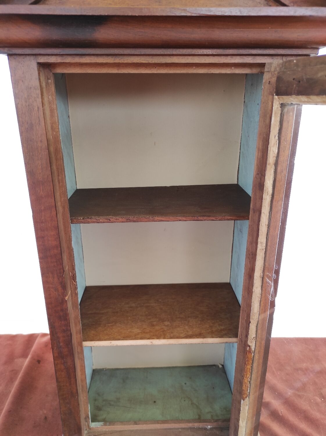 Showcase to pose nineteenth century walnut