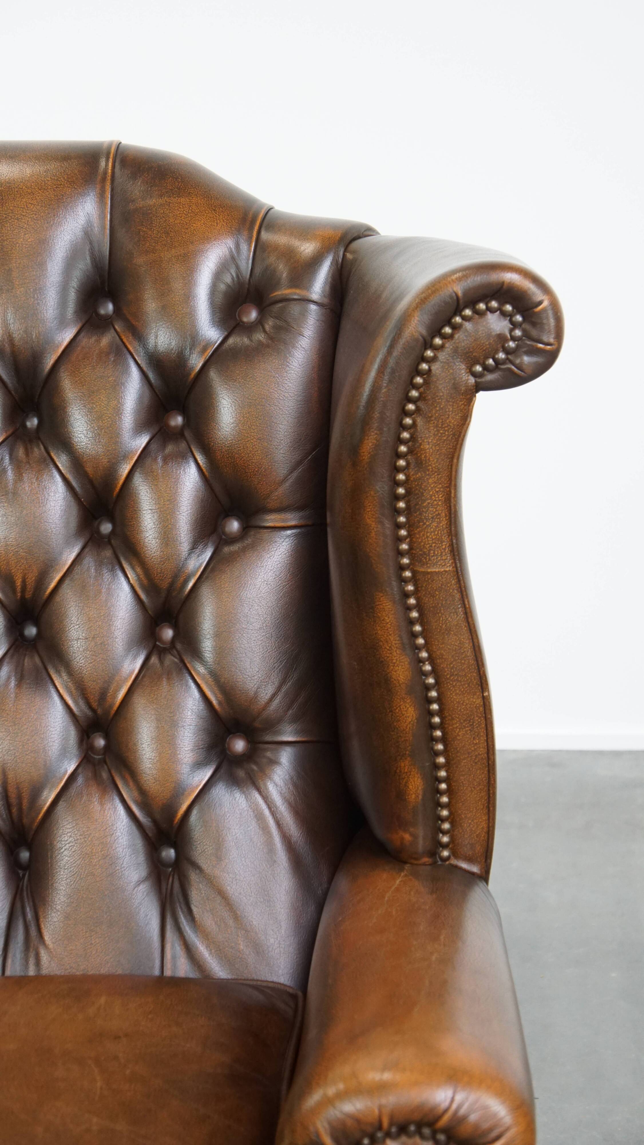 Fauteuil Chesterfield en cuir de vache marron de style anglais