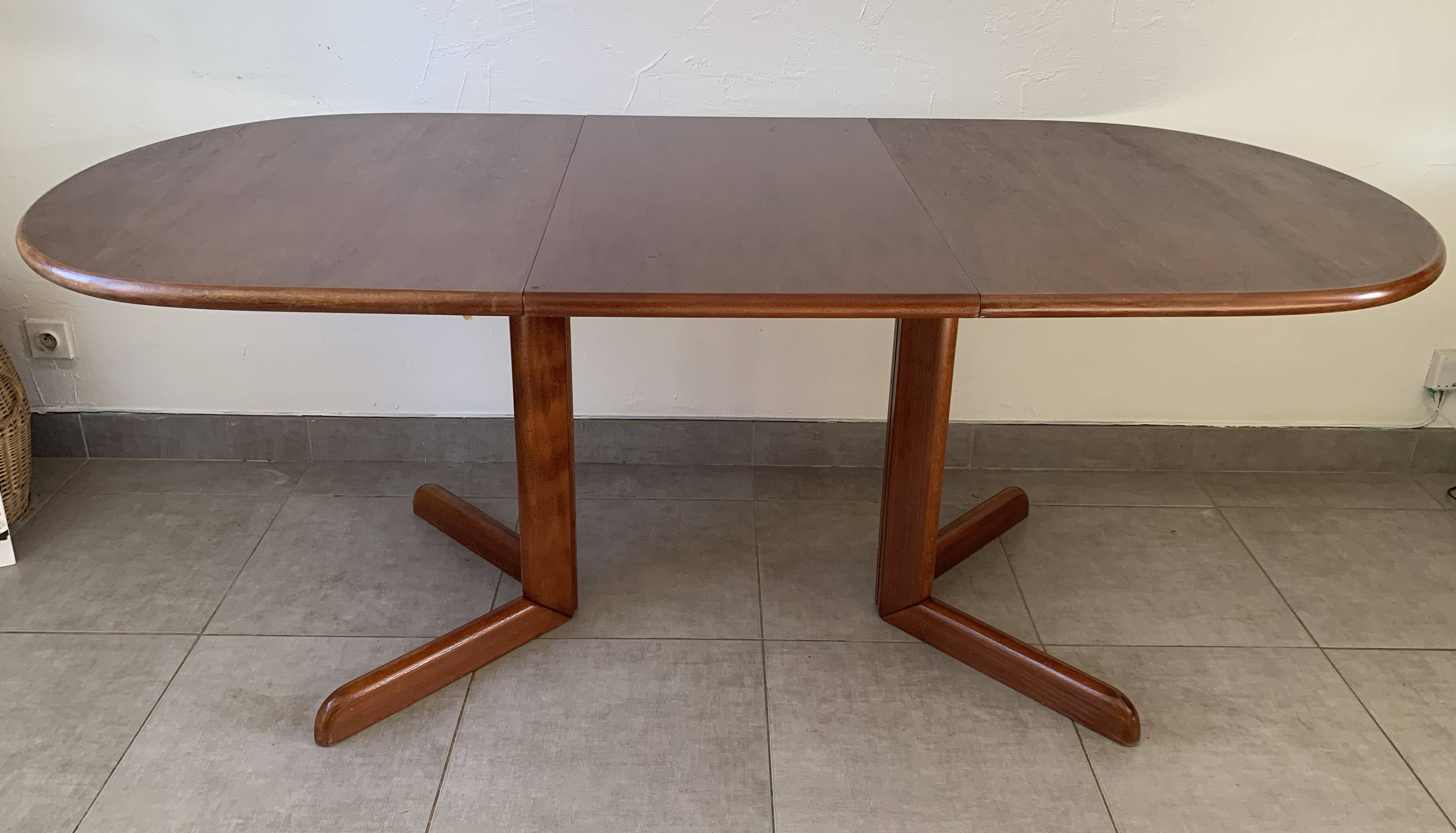 Table danoise ovale extensible en teck, années 60