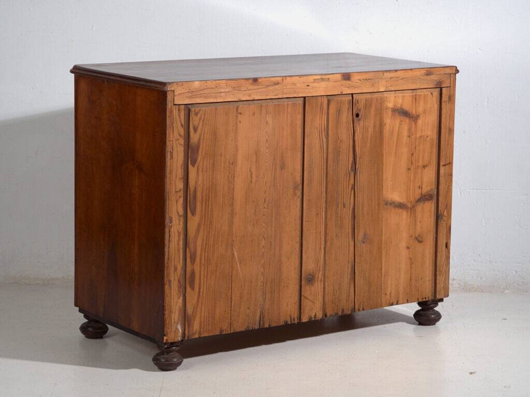 Antique pine chest of drawers with four drawers and brass handles – Central Europe, circa 1900