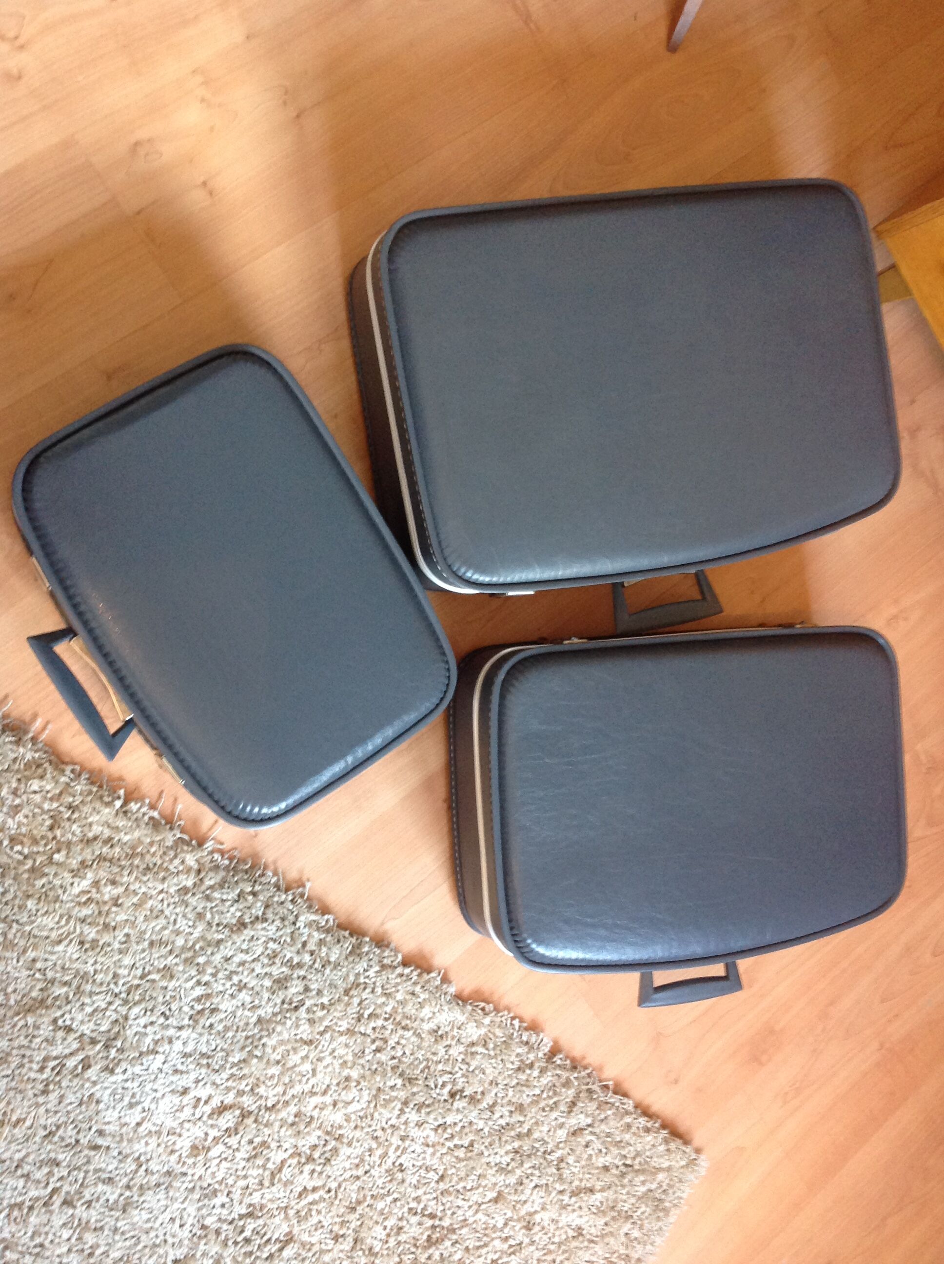 Set of three grey air hostess suitcases / vintage 60s-70s