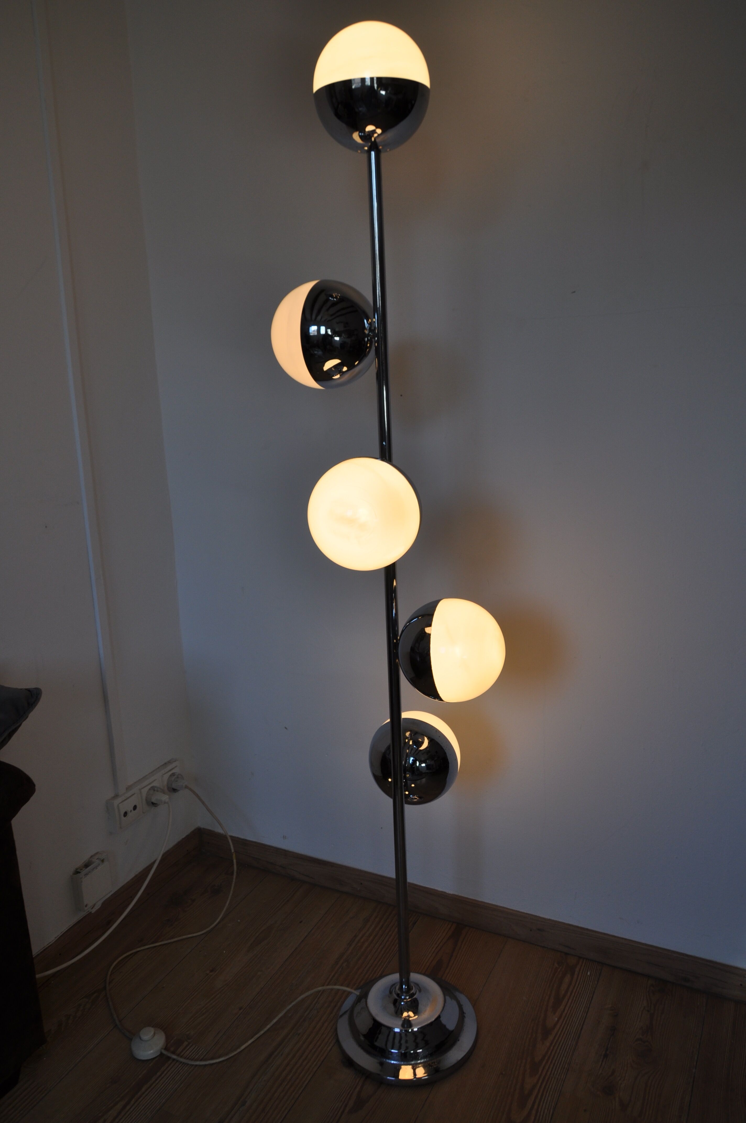 Lampadaire spirale chromé, design 70