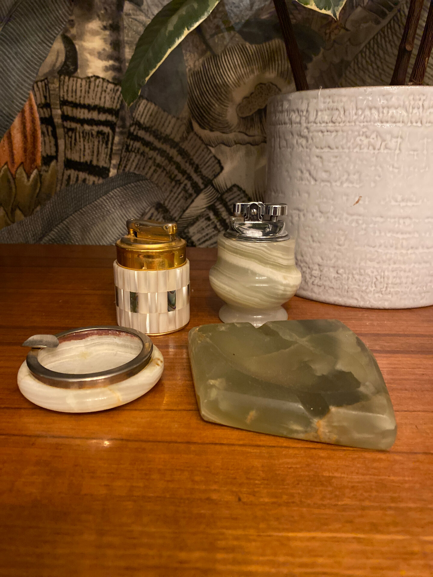 Ashtrays and lighters in onyx marble mother-of-pearl.