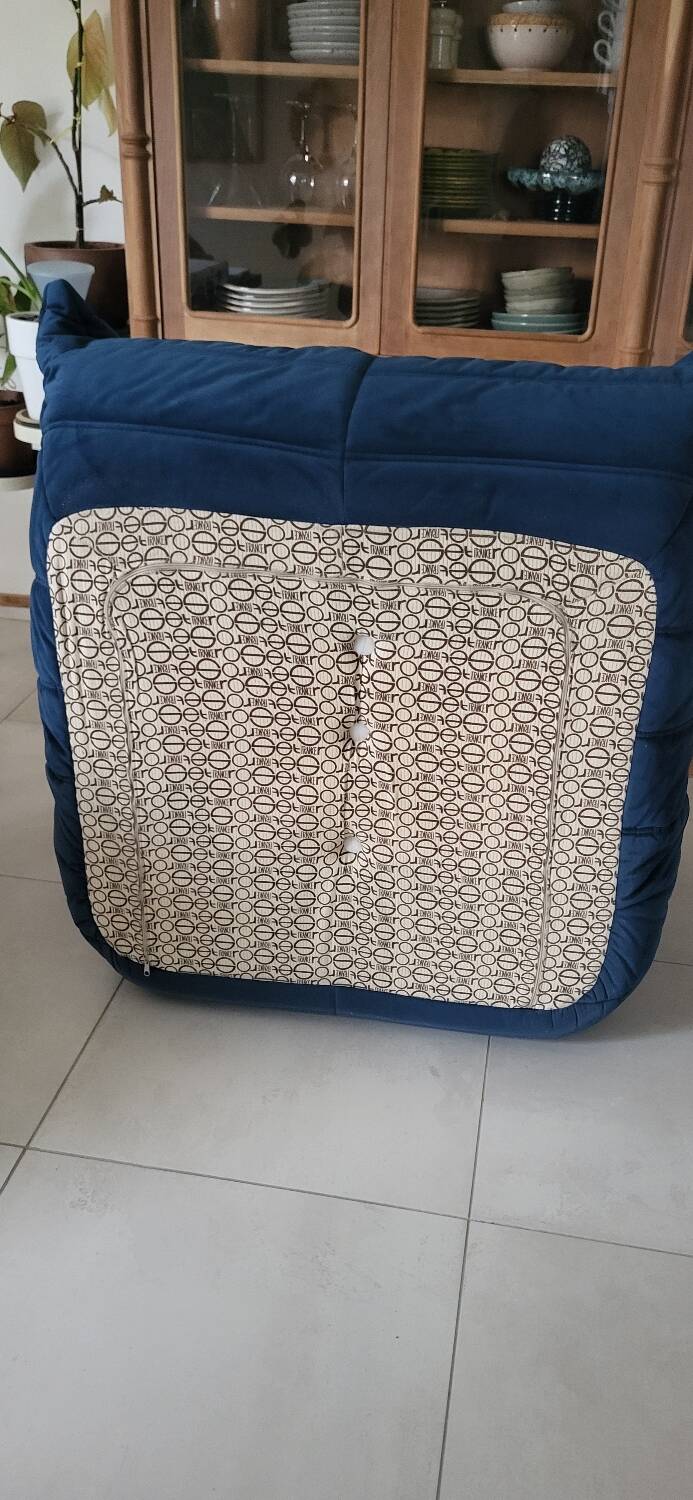 Chauffeuse Togo Ligne Roset bleu roi