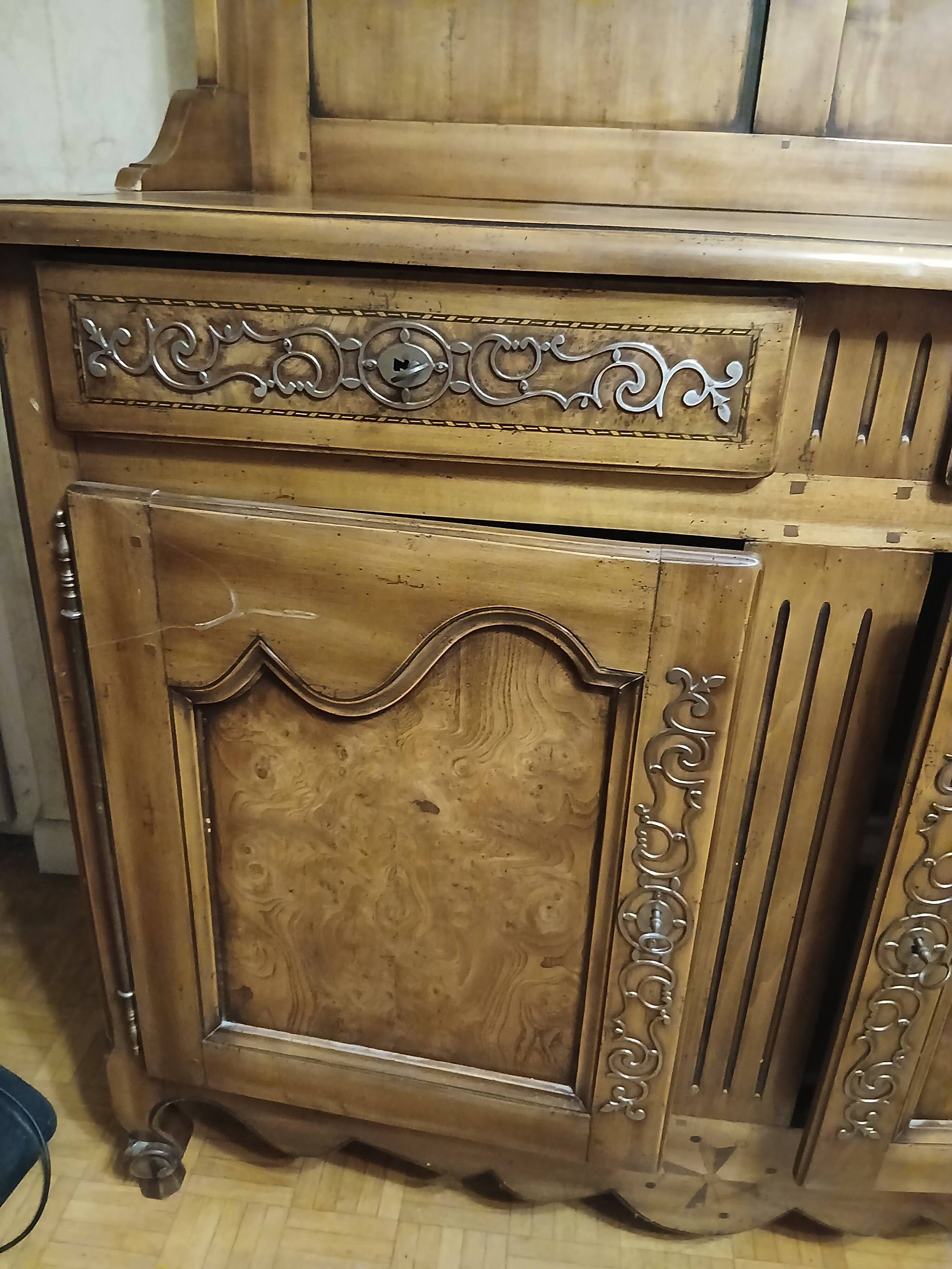 Antique Vendée dresser in solid elm by artisan Chaillou Hermouet.