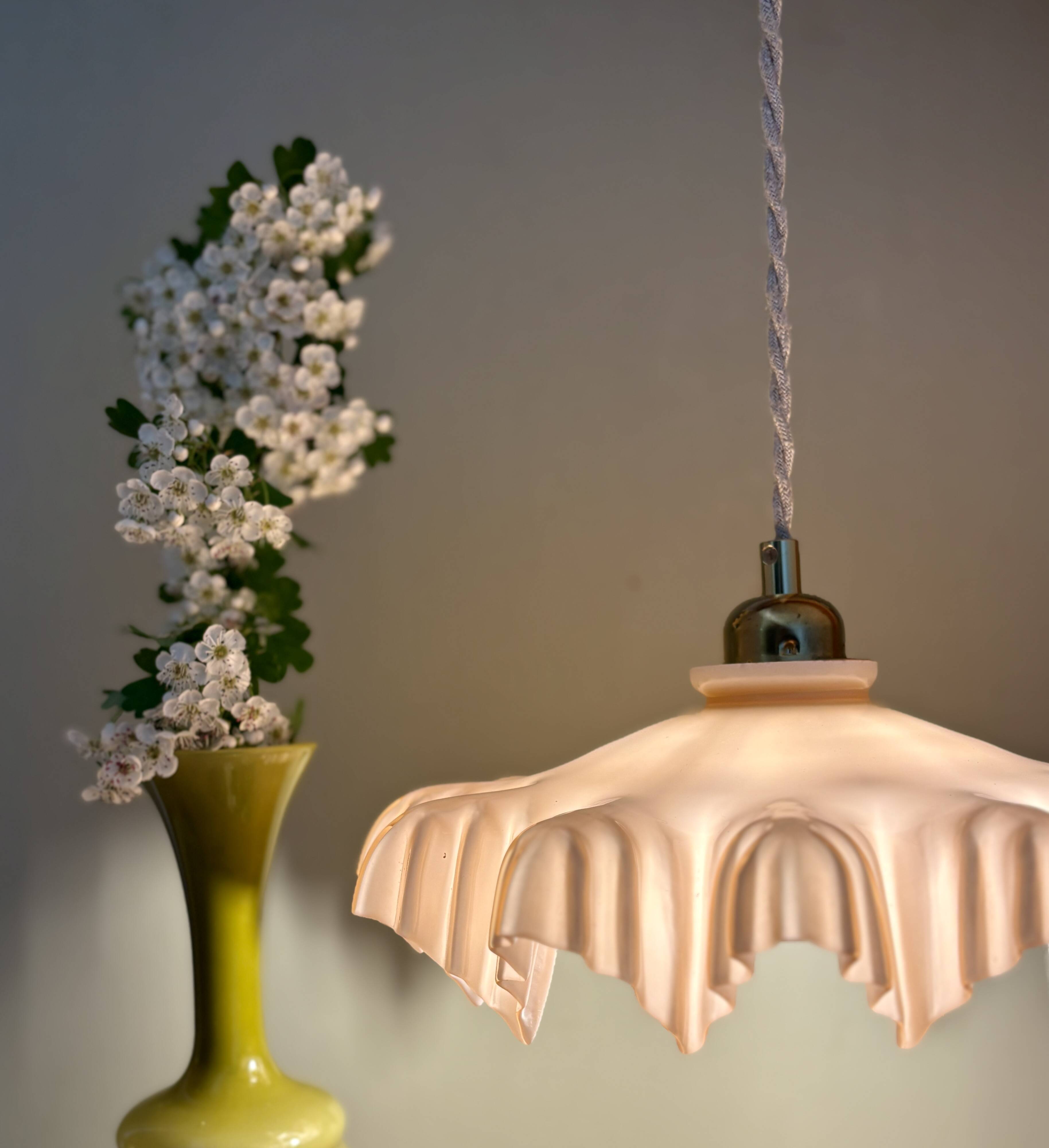 Suspension abat-jour vintage en opaline rose
