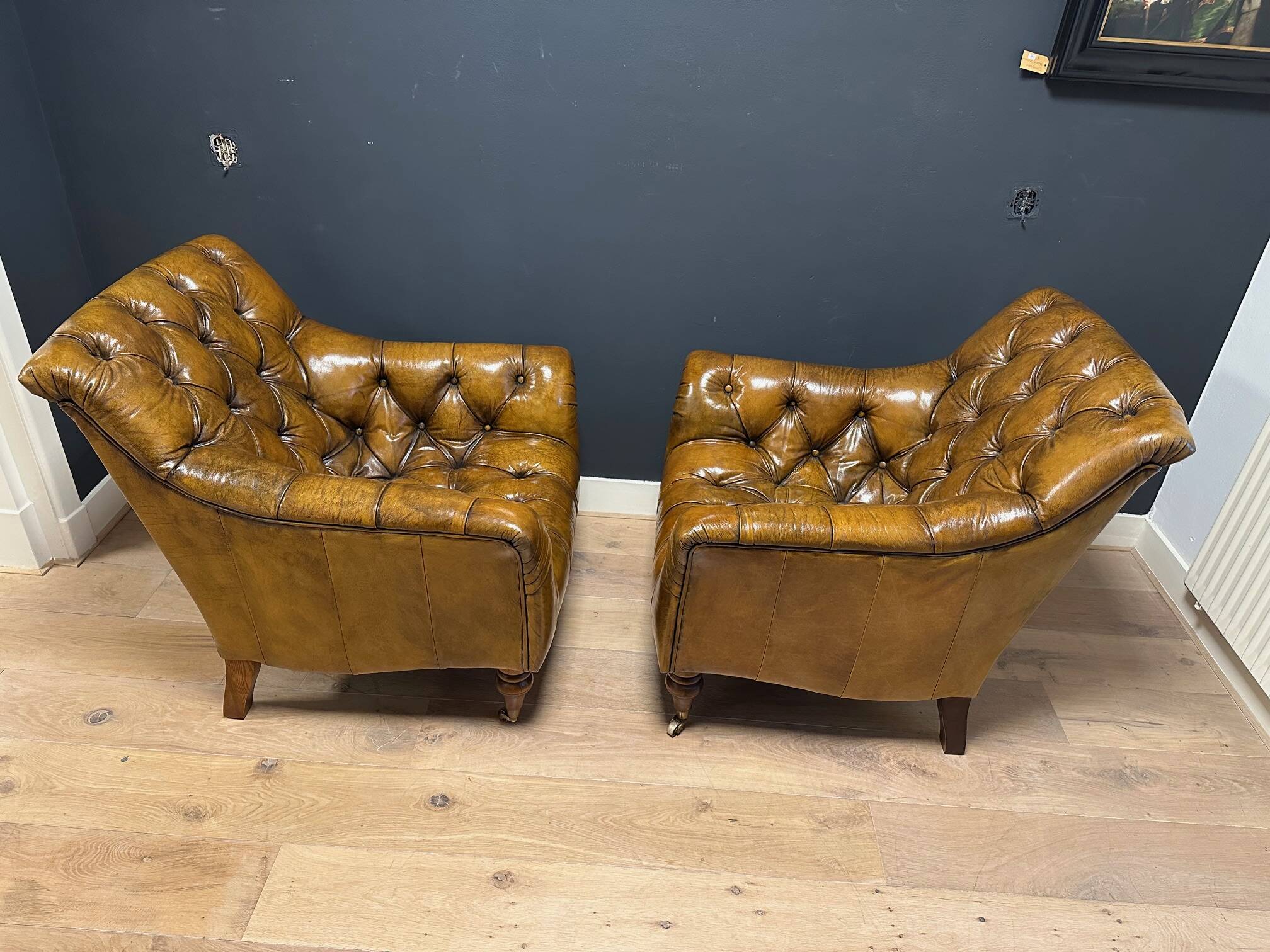 Set of 2 leather club chairs