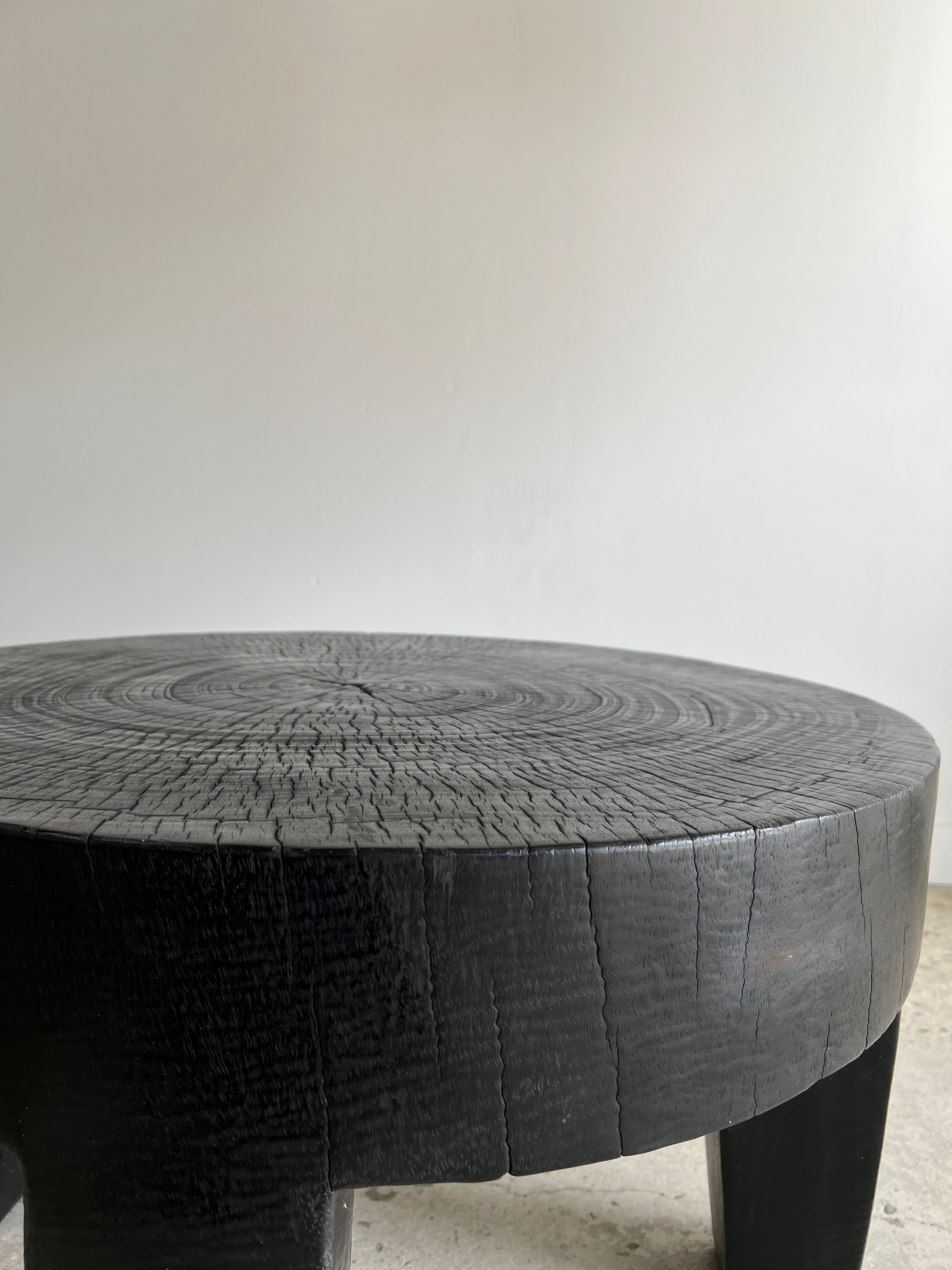 Coffee table en bois massif monoxyle noir