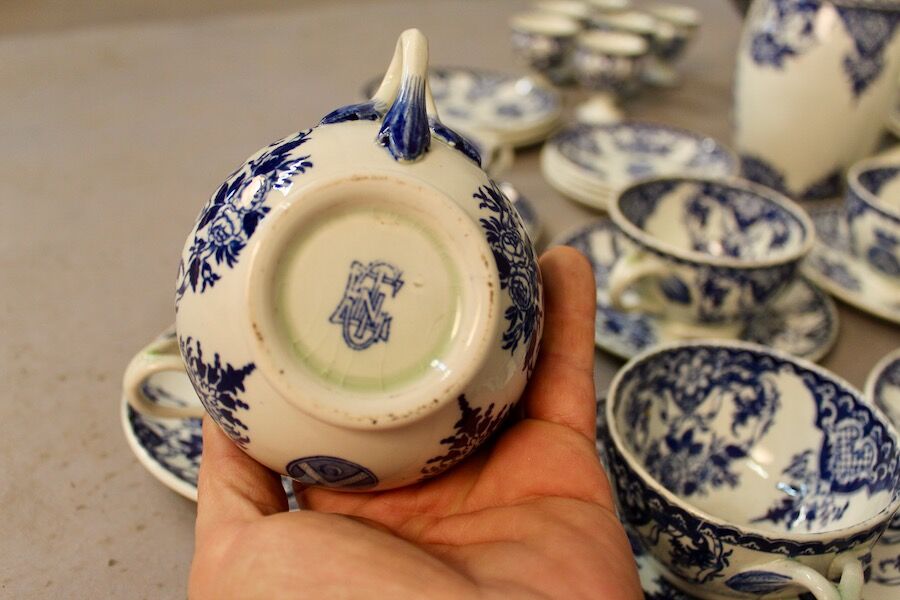 Service in faience of Gien Coat of arms crown and lions XIXth