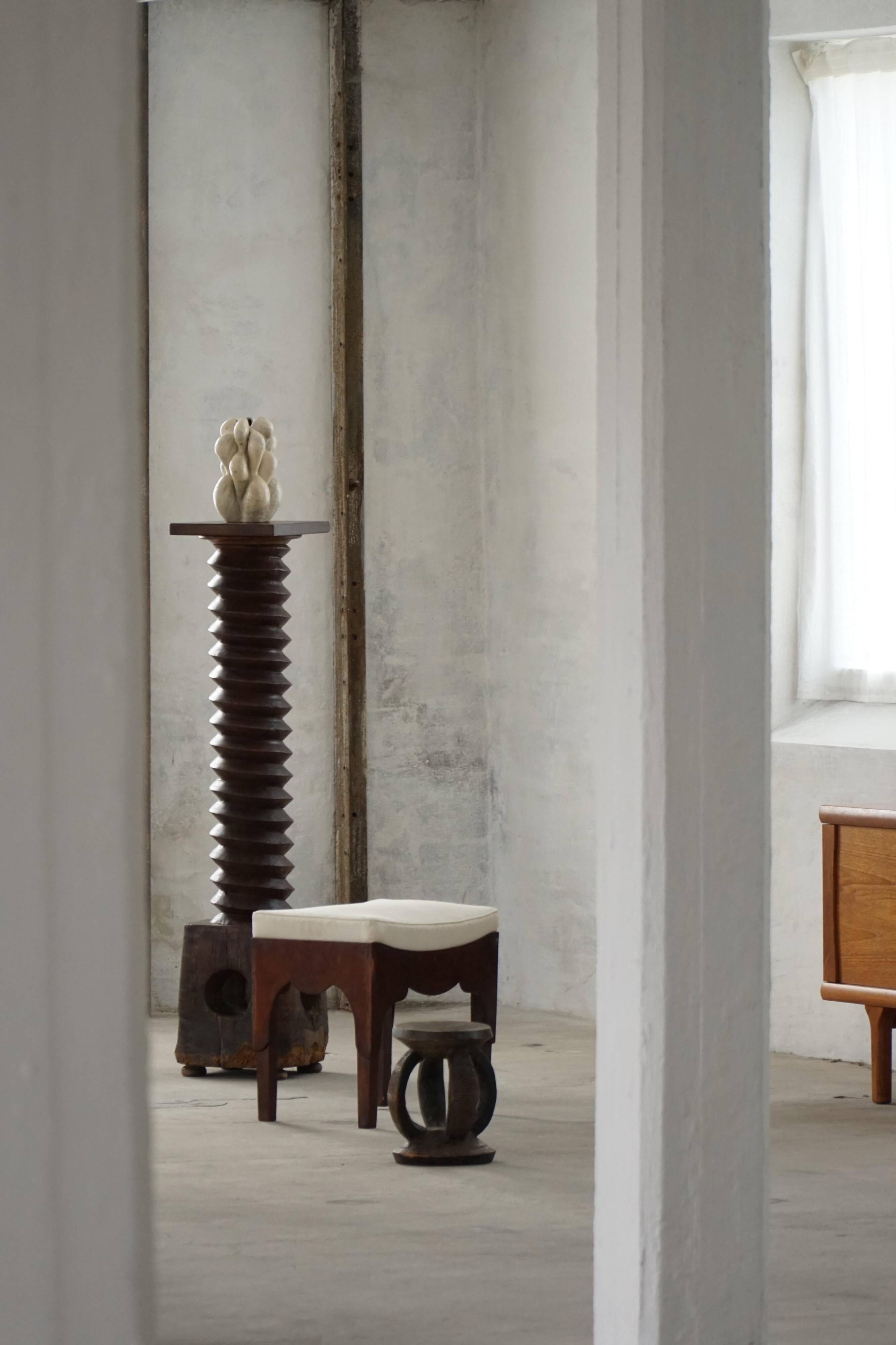 19th-century sculptural French wine press in solid wood / pedestal
