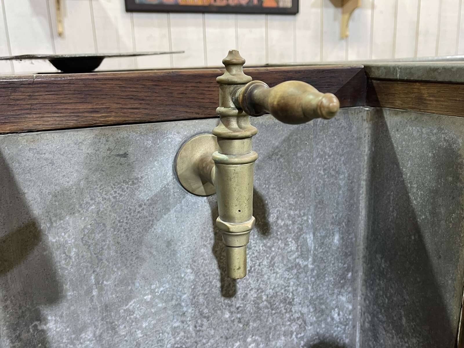 Comptoir de bar en chêne début XXème avec habillage d'époque zinc et étain